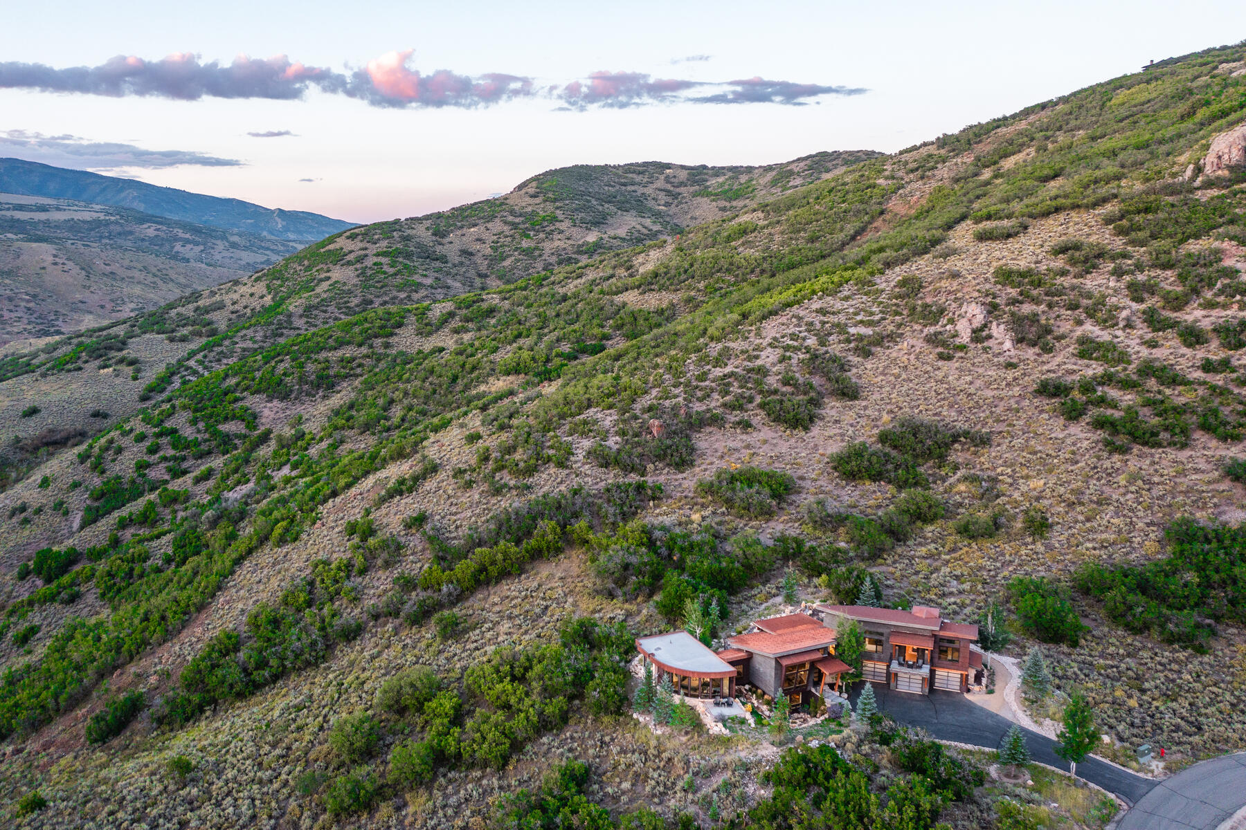 Timeless Contemporary Getaway Ultra Private Setting & Sweeping Mountain View