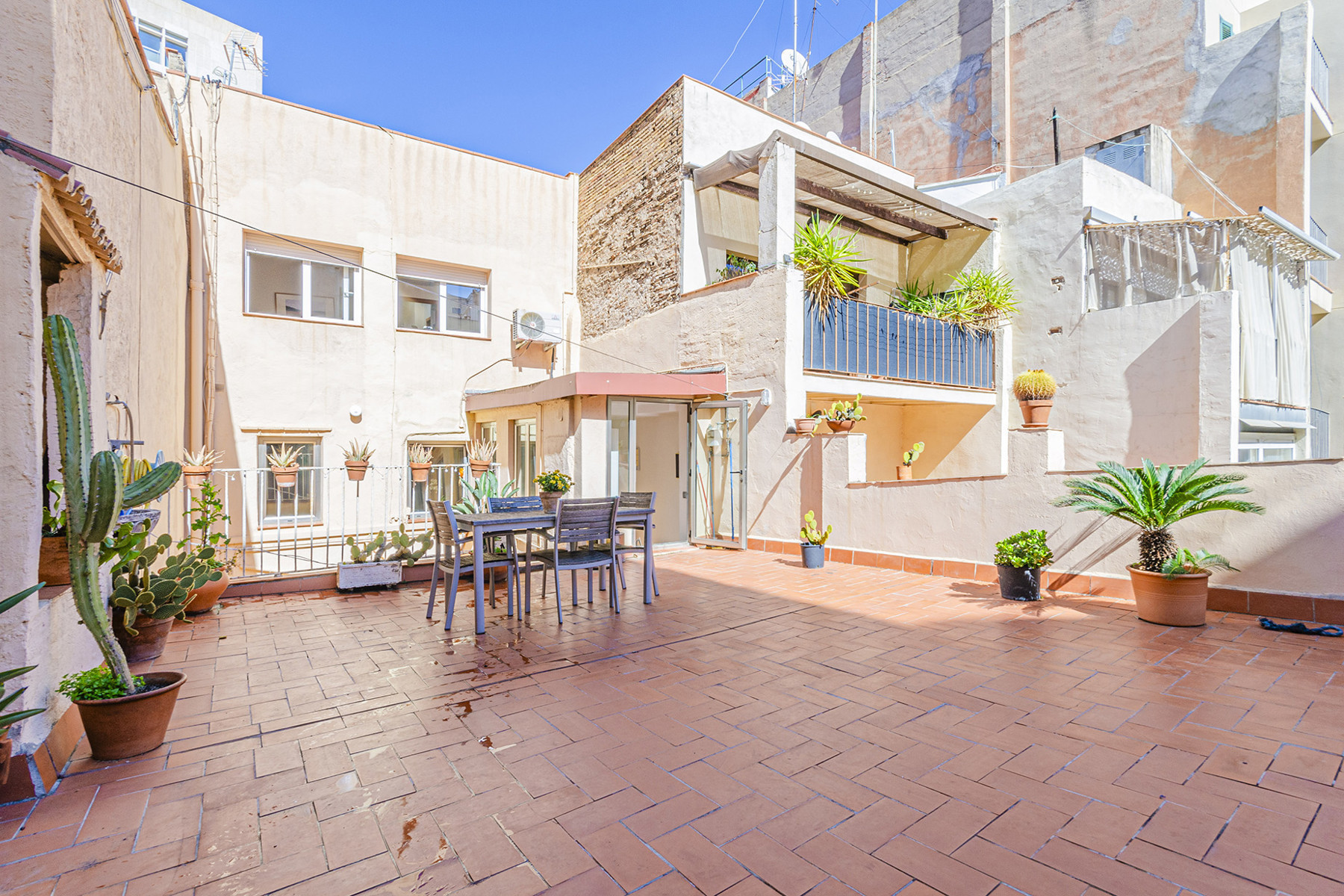 Spectacular duplex penthouse with large terrace in the Gothic Quarter