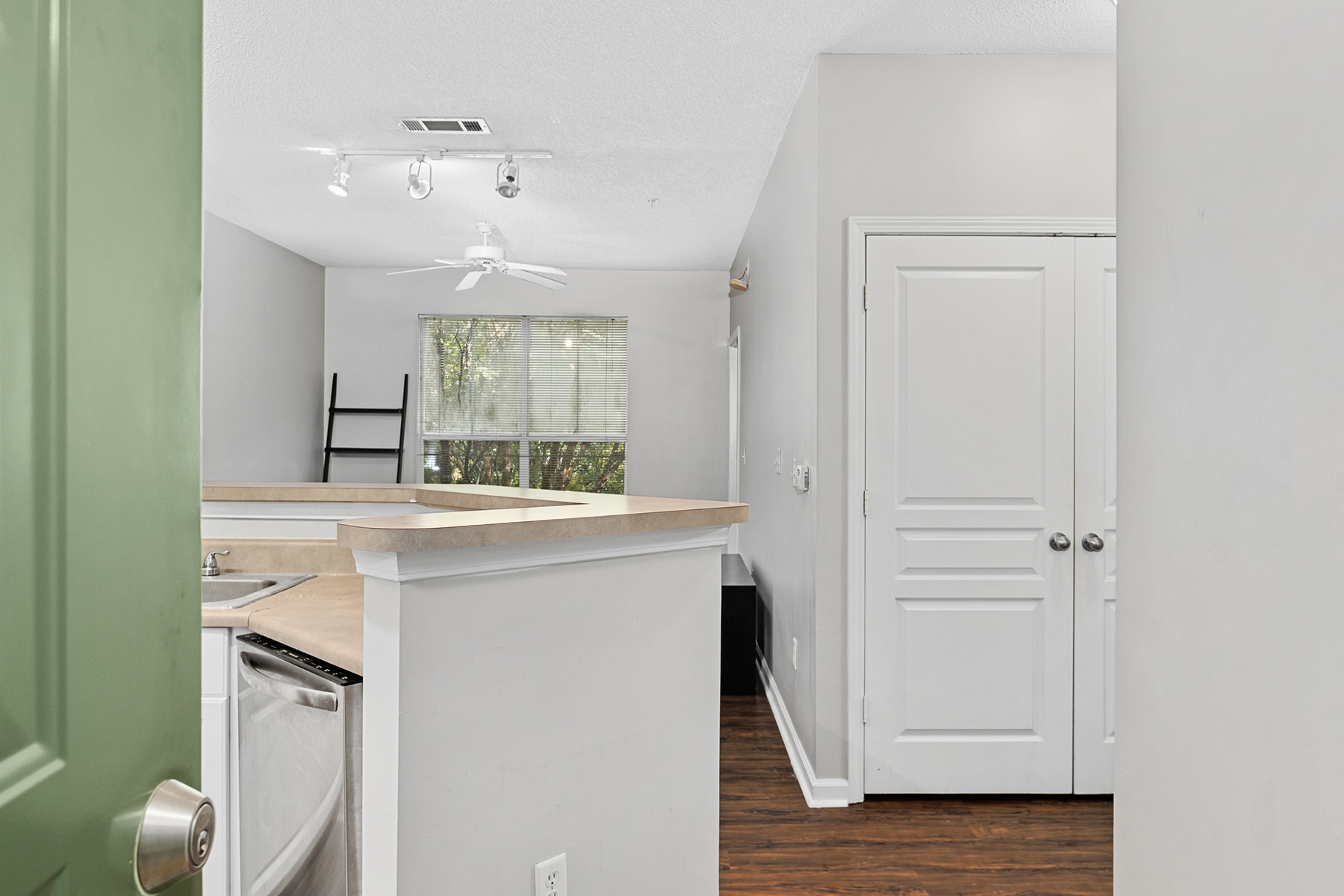 Beautifully Maintained Condo in Villa Sonoma