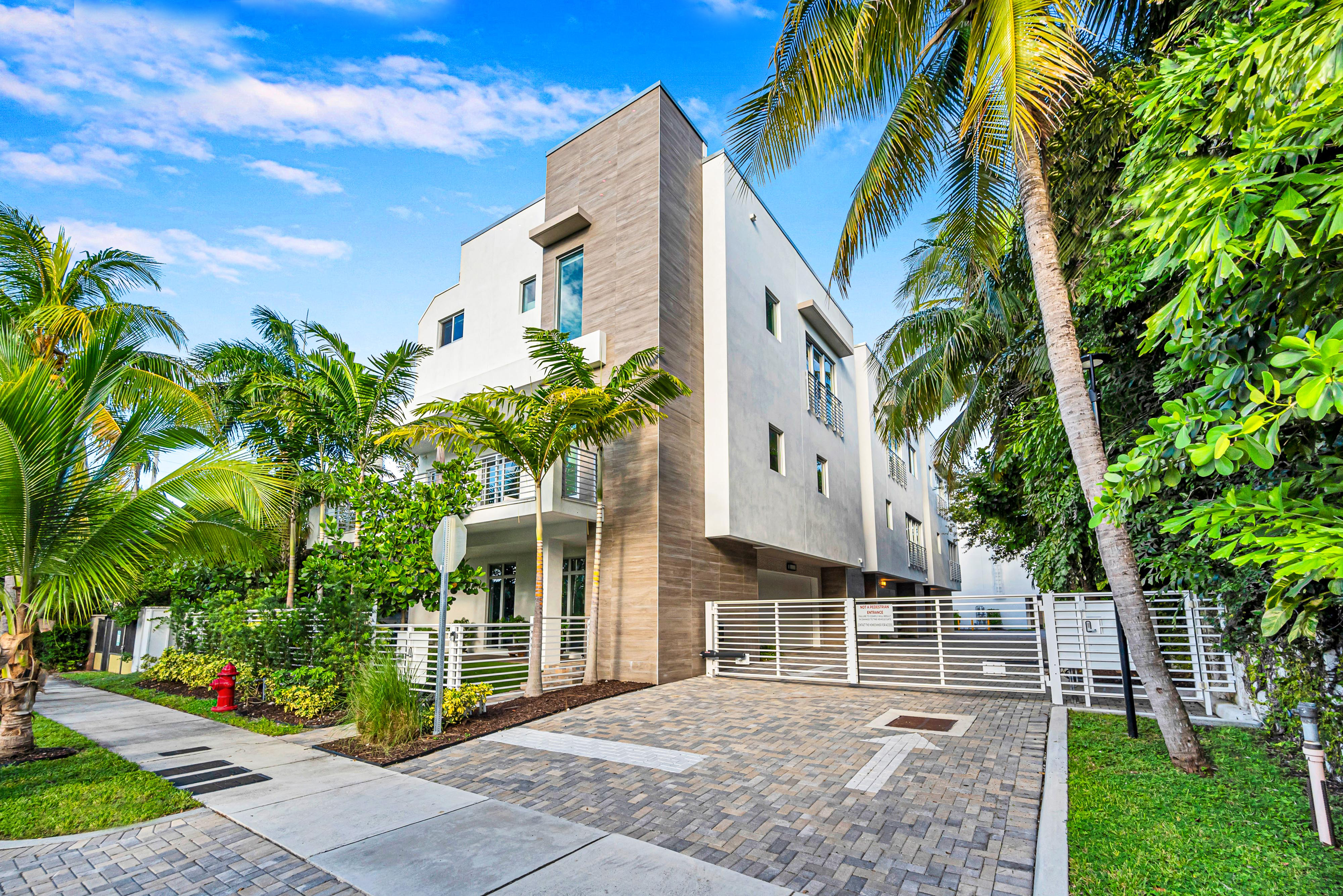 12 SE 10th Ave, Fort Lauderdale, FL