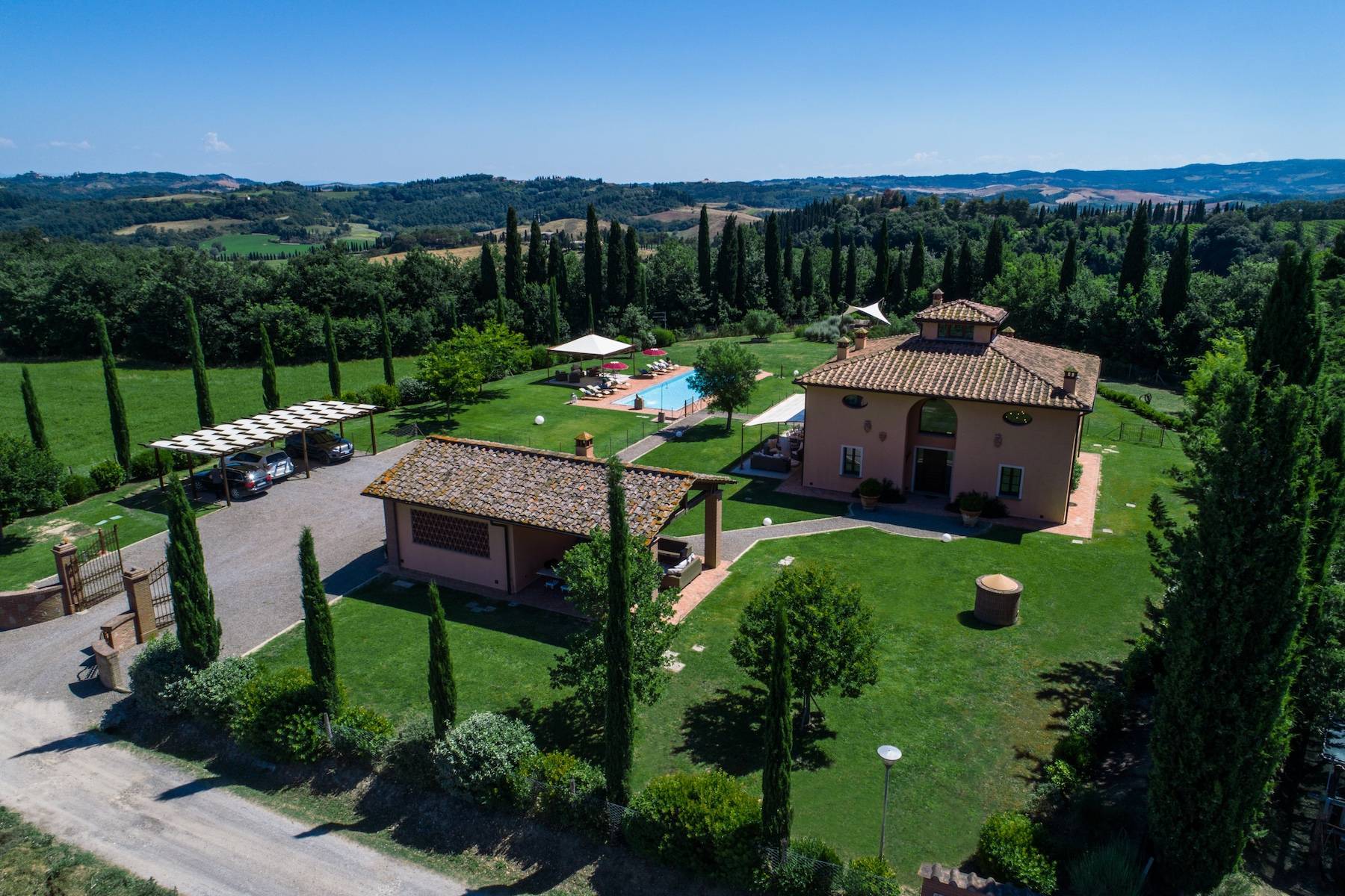 Charming Villa Leopoldina in the Tuscan countryside