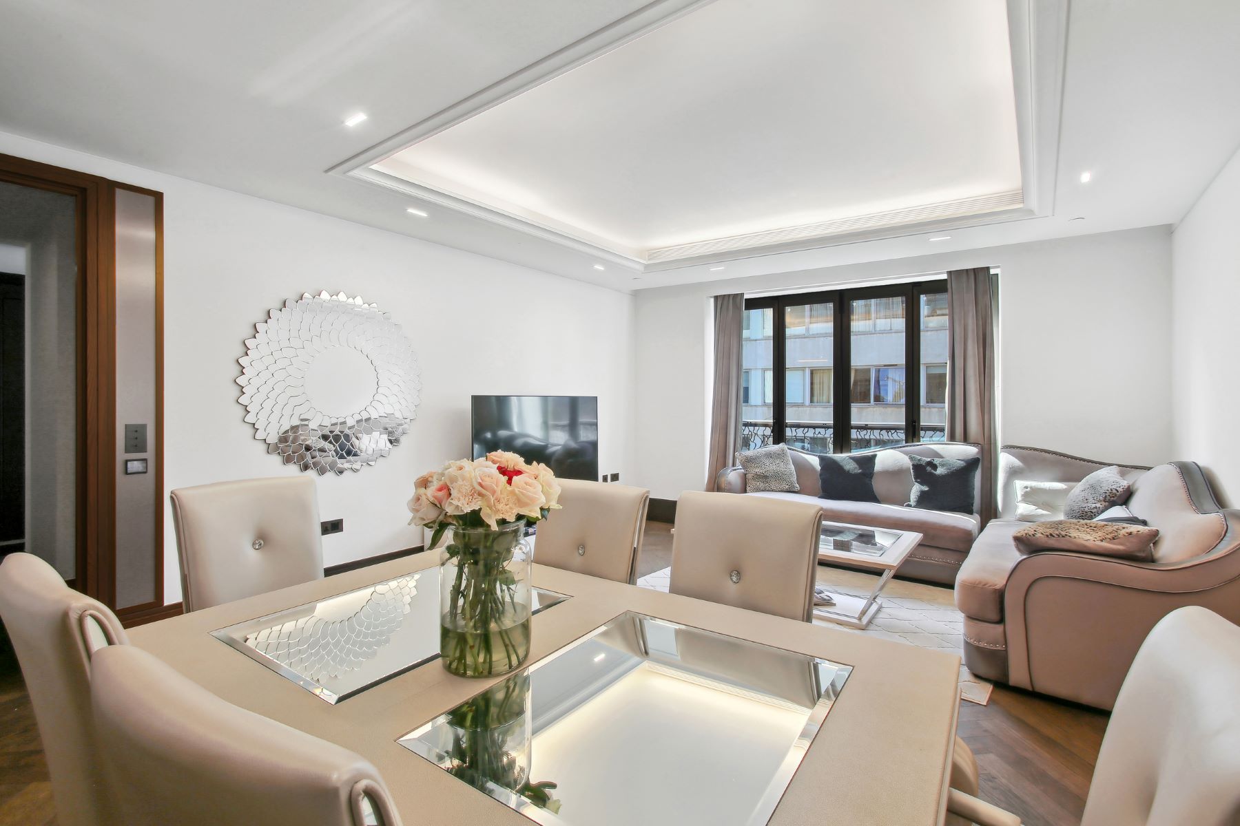 Stunning one bedroom flat in Clarges, Mayfair