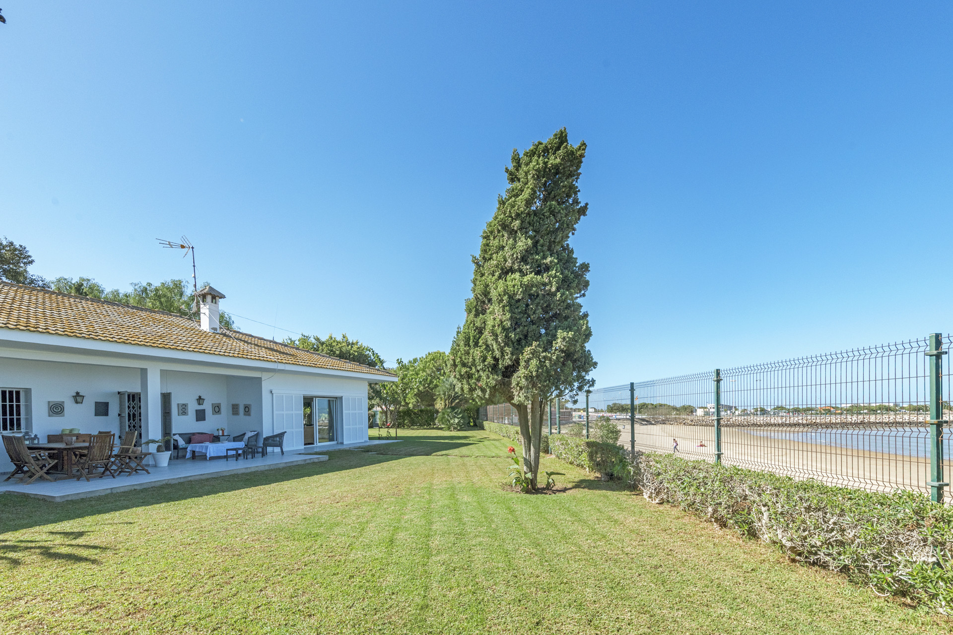 House with sea views in a unique enclave next to the port of Chipiona