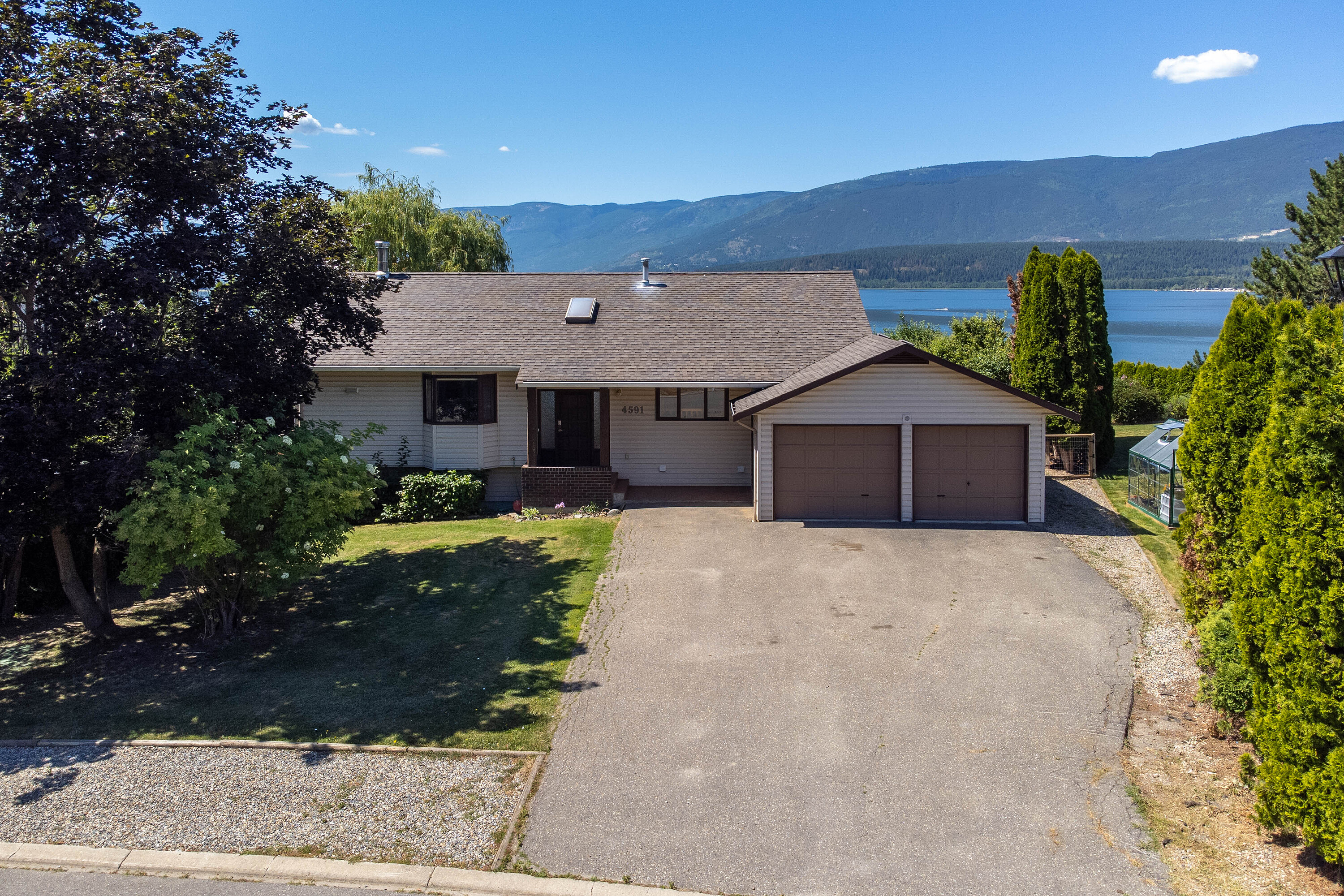 Salmon Arm Lake View Home