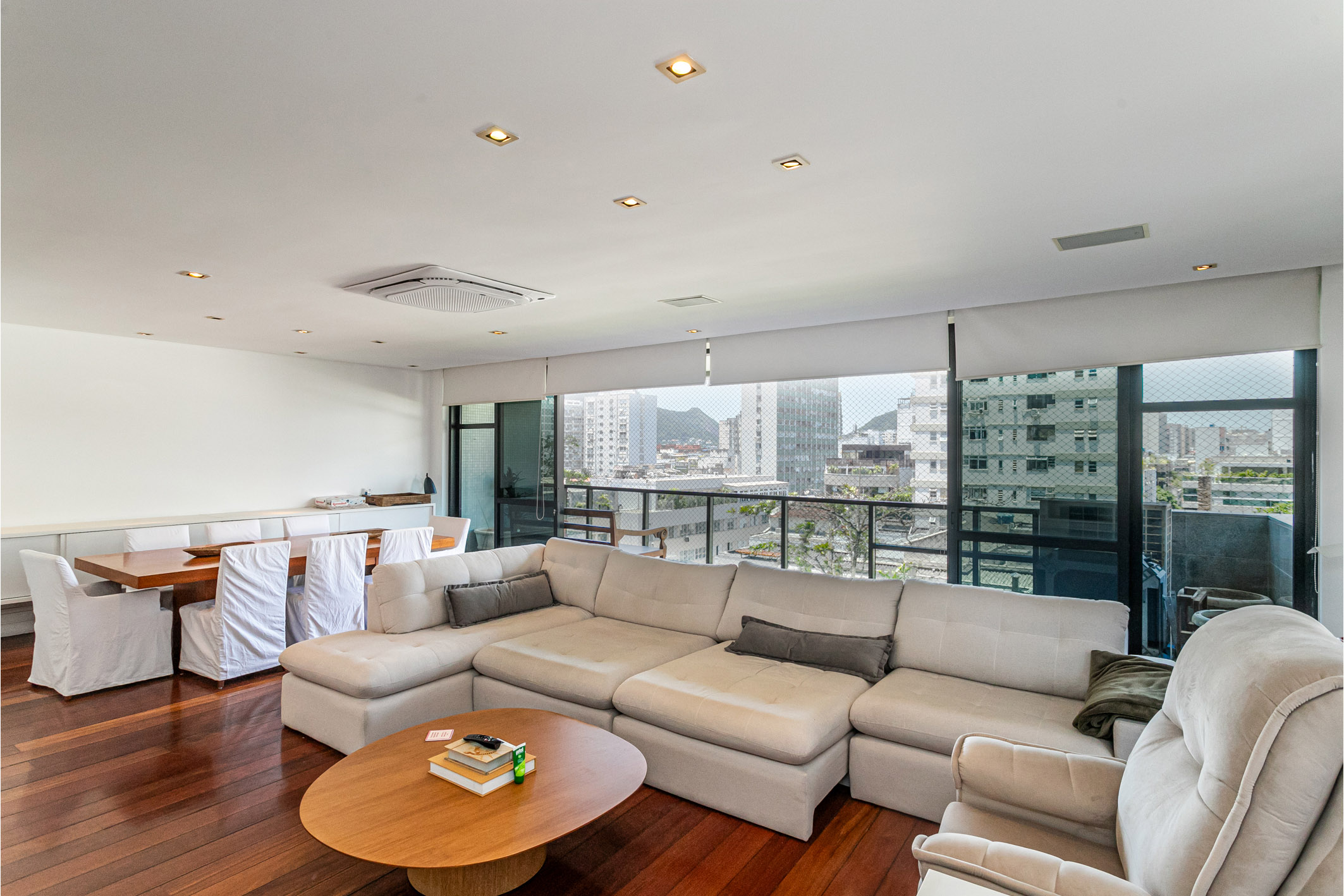 Renovated apartment with skyline and Christ the Redeemer views