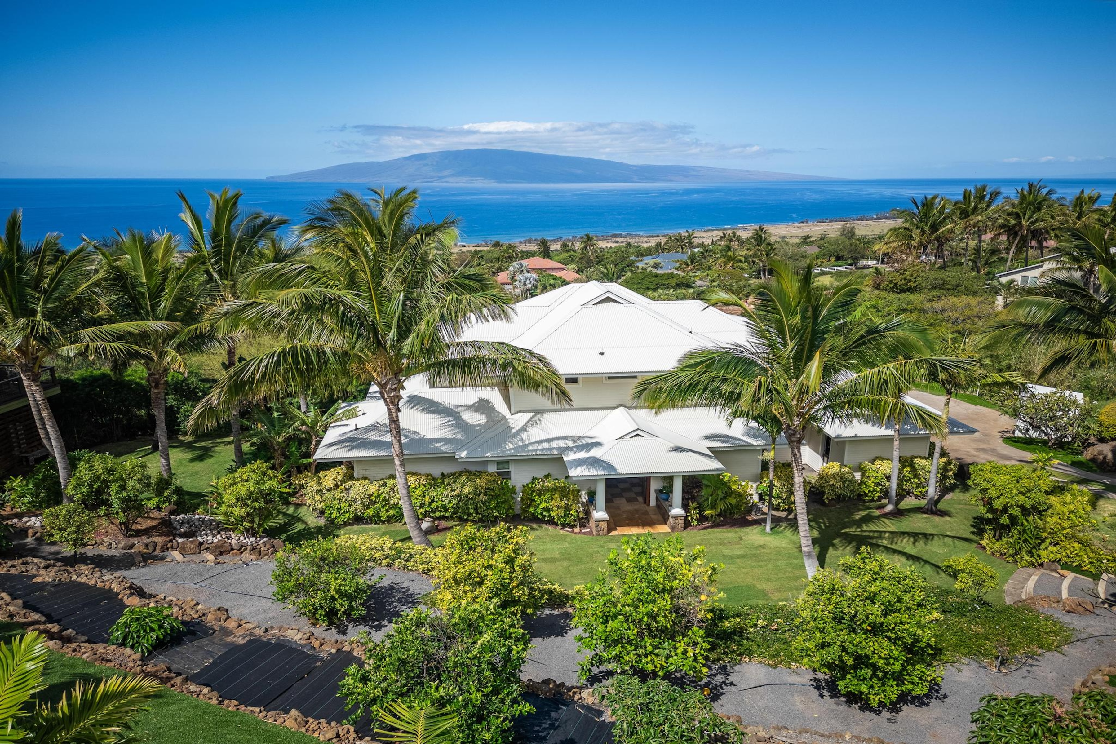 Custom Launiupoko Pool, jacuzzi, art studio, ocean views