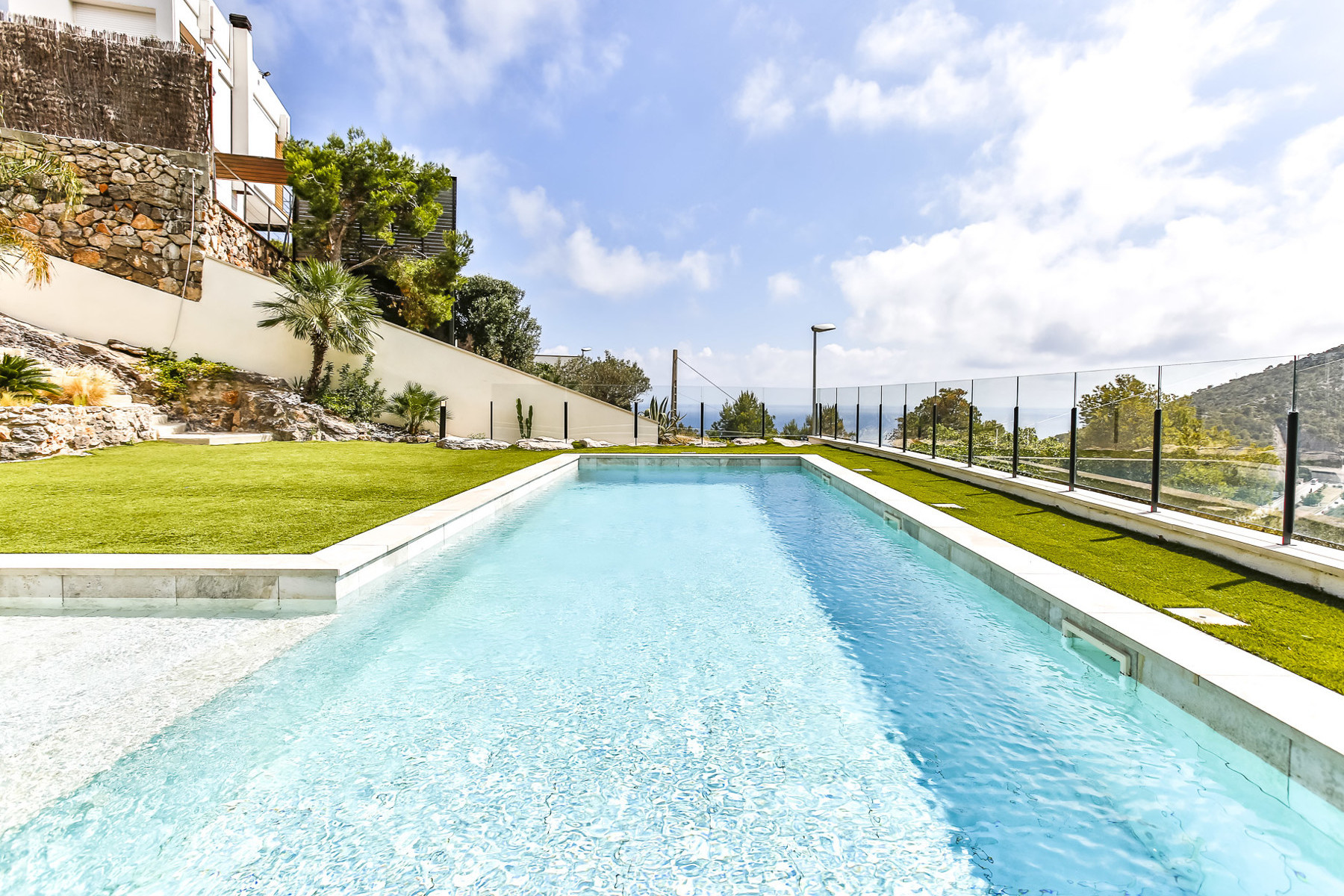 Exclusive house with panoramic views of the sea and the Garraf National Park