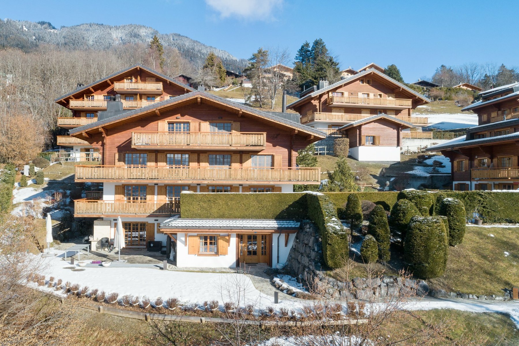 Exceptional chalet with 15 rooms, elevator and panoramic view