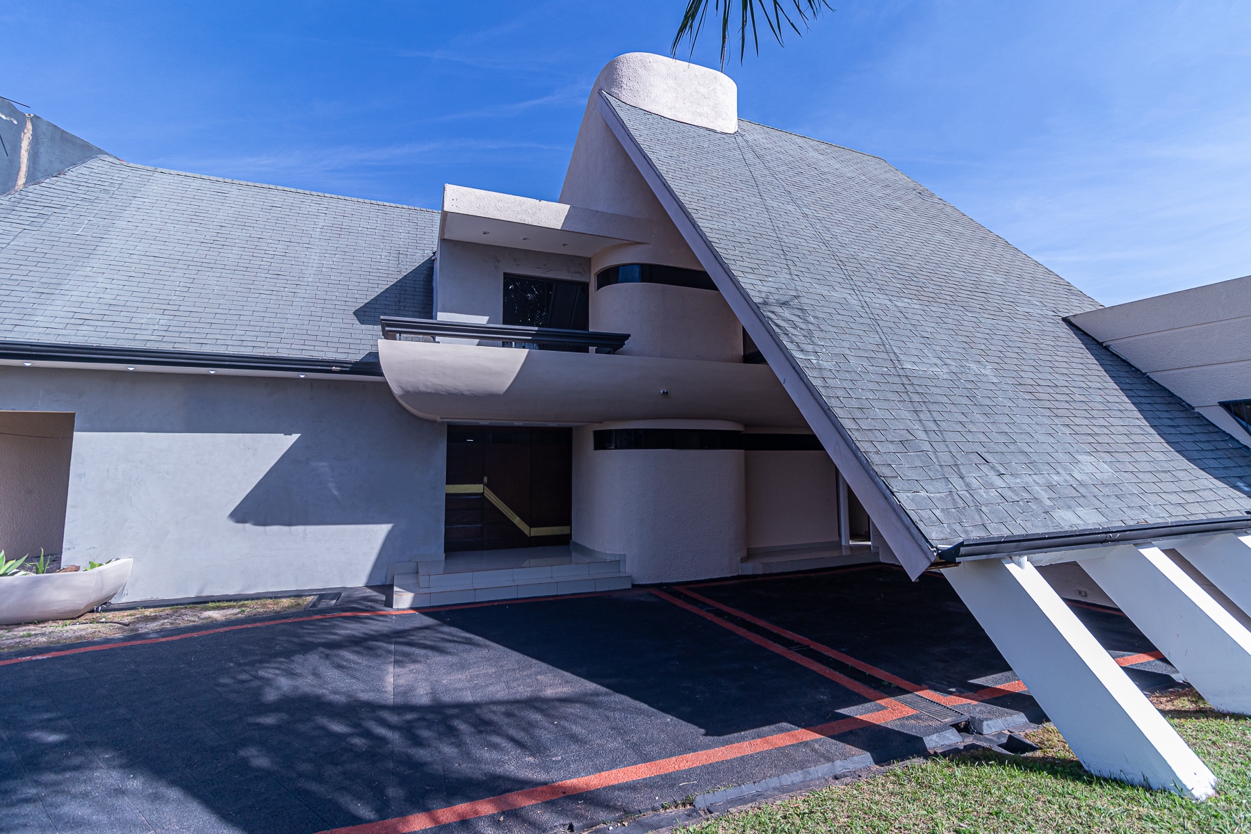 Residence with Unique Architecture in the Boquerón 1 Neighborhood.