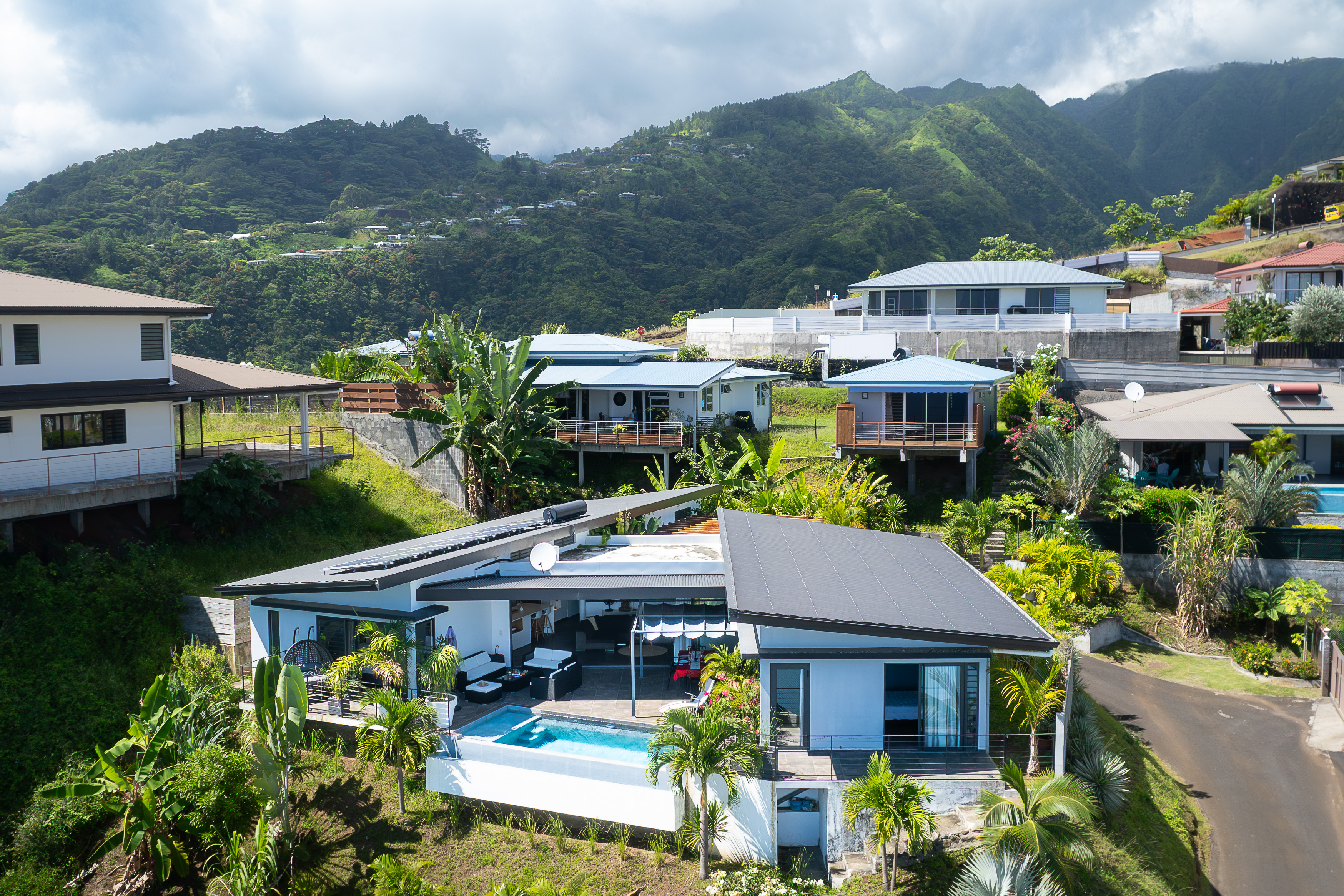 TAHITI - PAMATAI HILLS - Sublime architect-designed villa with beautiful view of