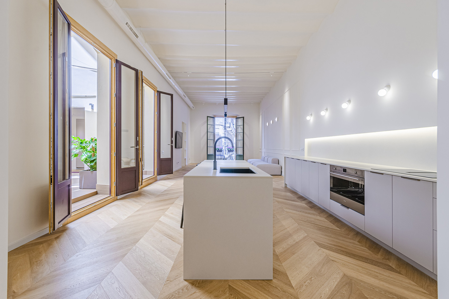 Spectacular main floor with courtyard in the Gothic Quarter