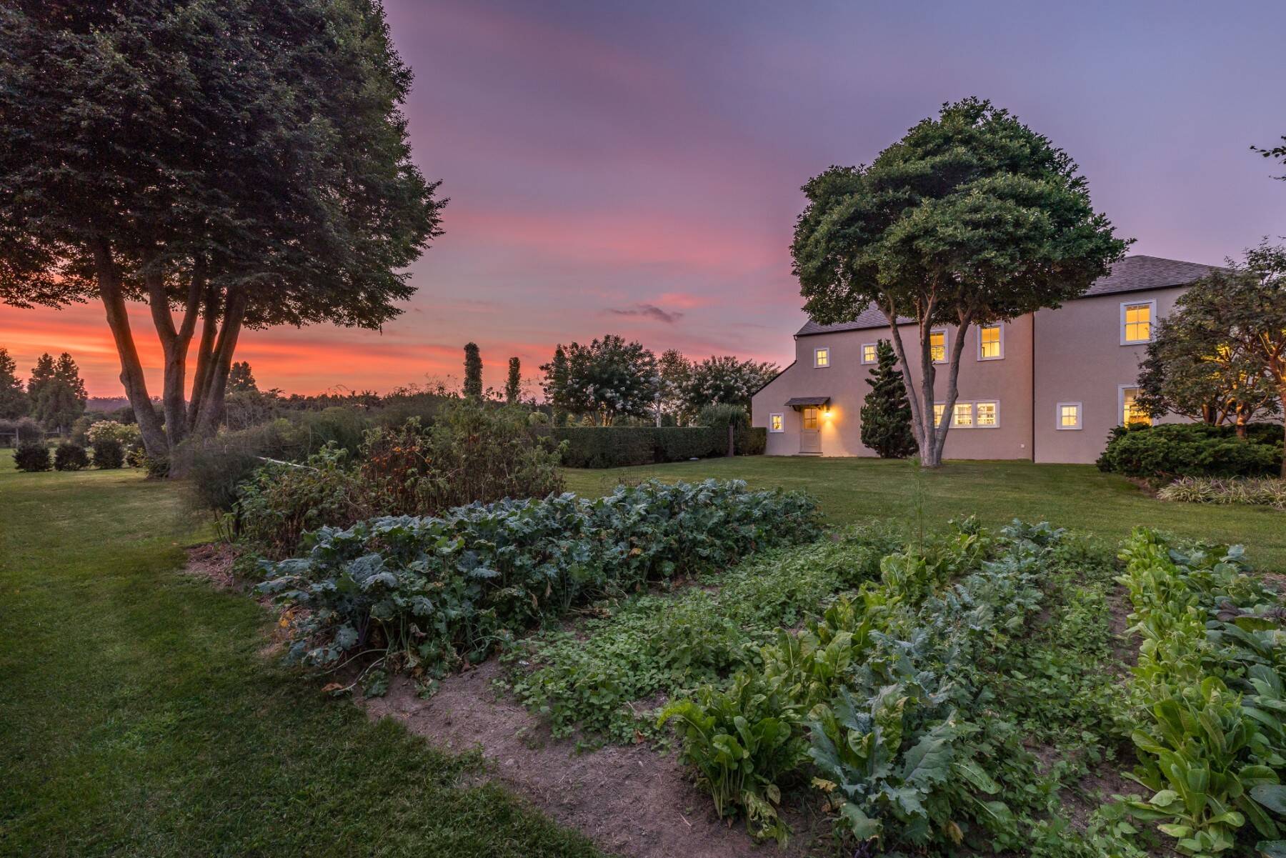 European-Style Villa, Gorgeous Landscaping & Stunning Sunsets