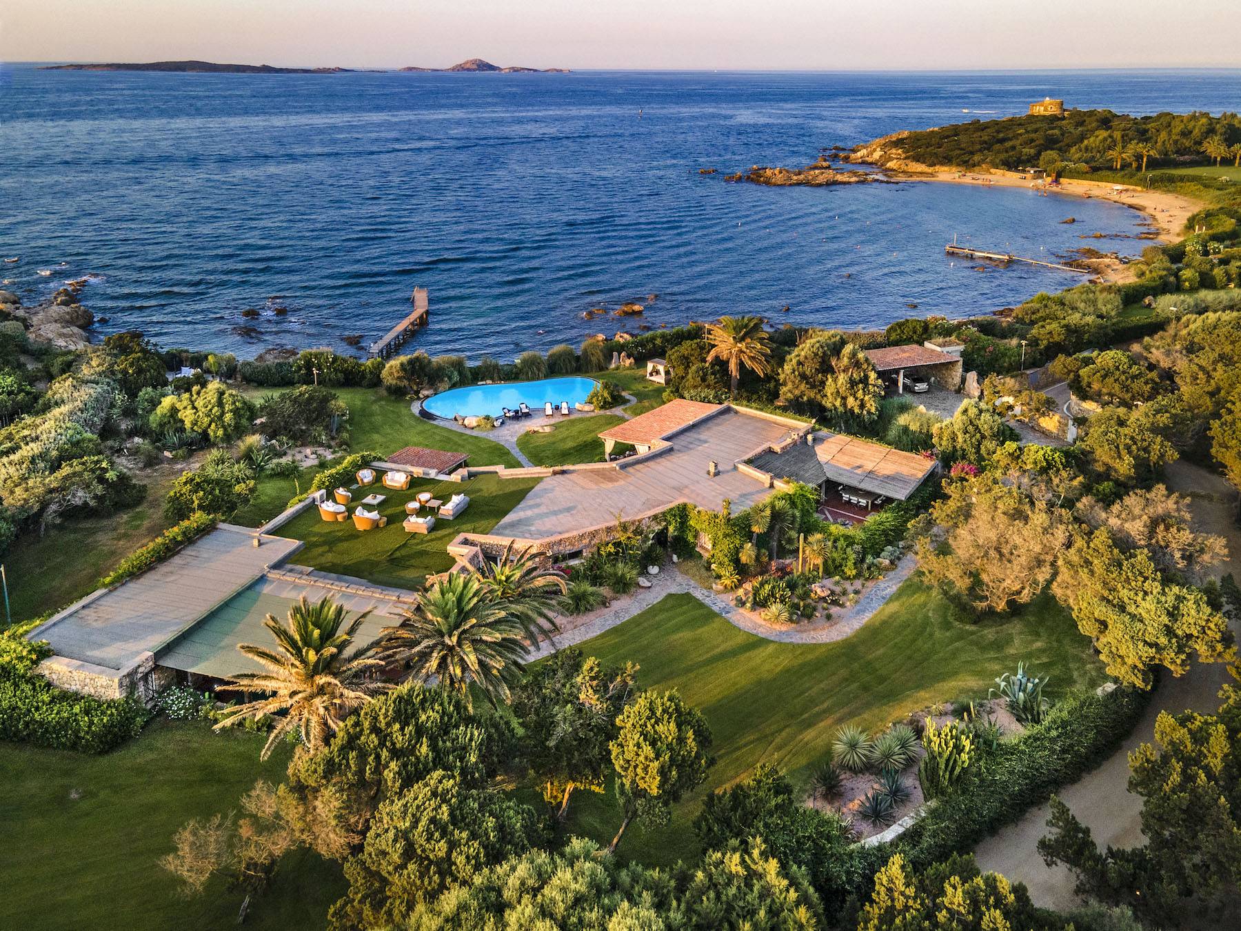 Elegant and prestigious waterfront villa