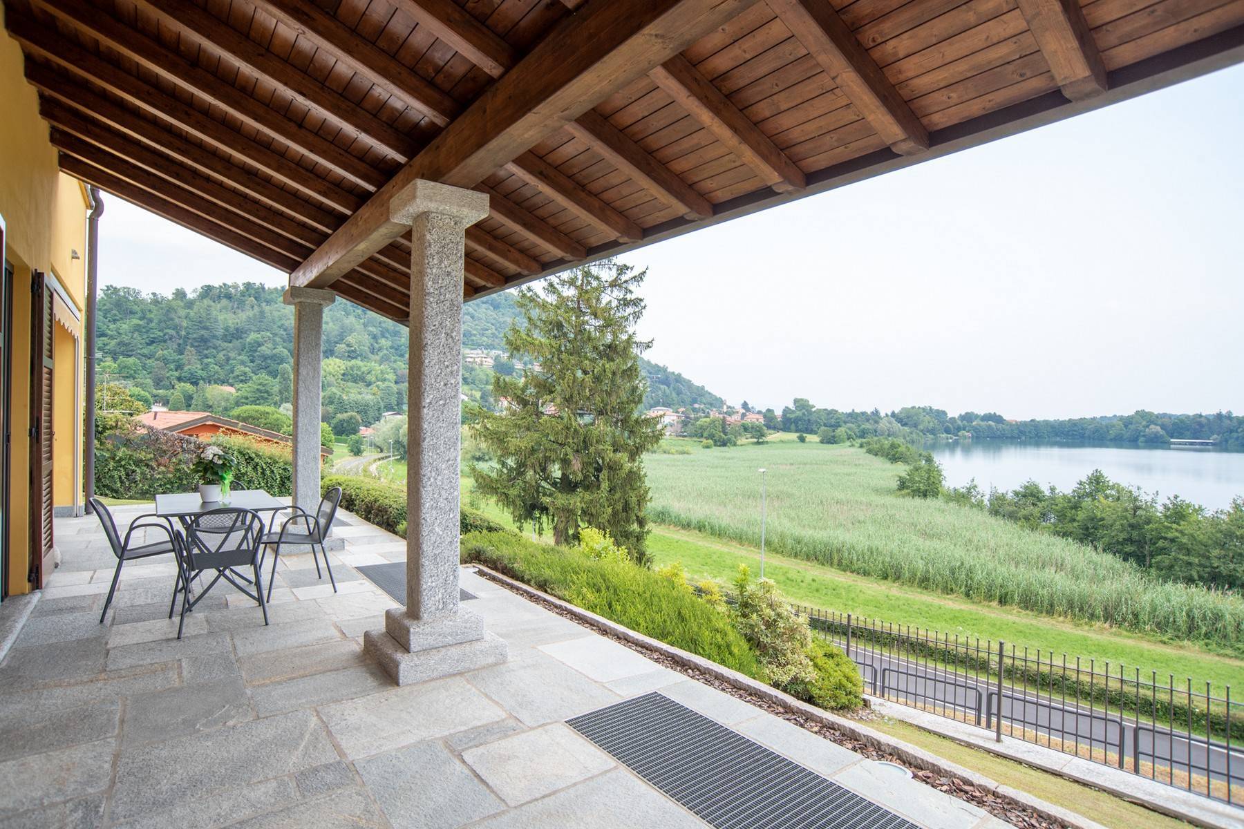 Elegant modern villa with view on Lake Montorfano