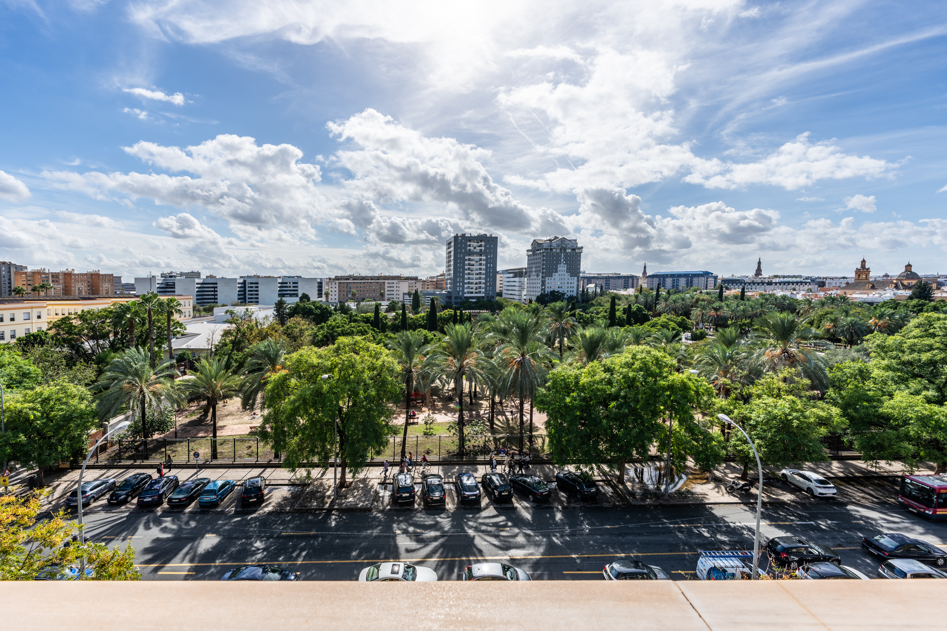 Bright 4-bedroom apartment with outstanding views in the La Buhaira area.