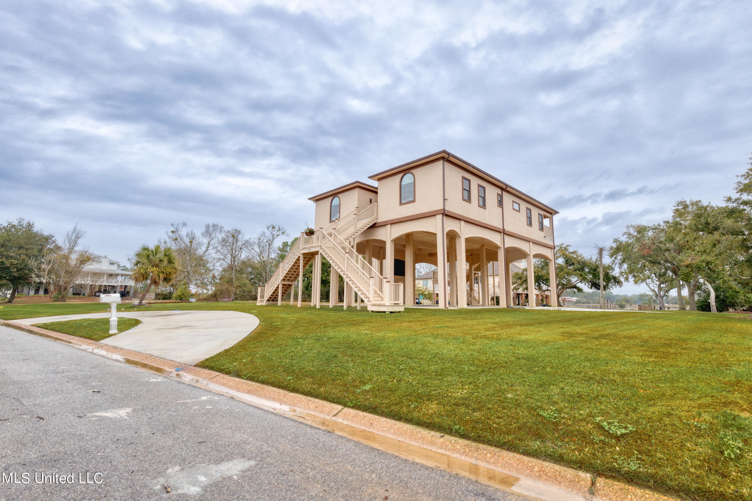 238 Lovers Ln, Ocean Springs, MS 39564