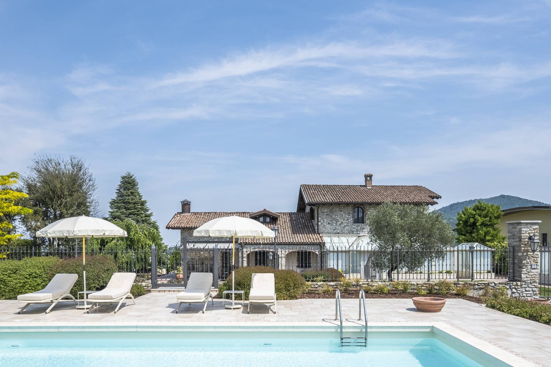 Marvelous villa on the hills of Pavia with swimming pool and spa