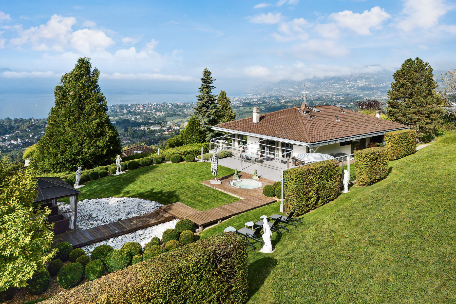 Prestigious villa with breathtaking views of Lake Geneva and the Alps