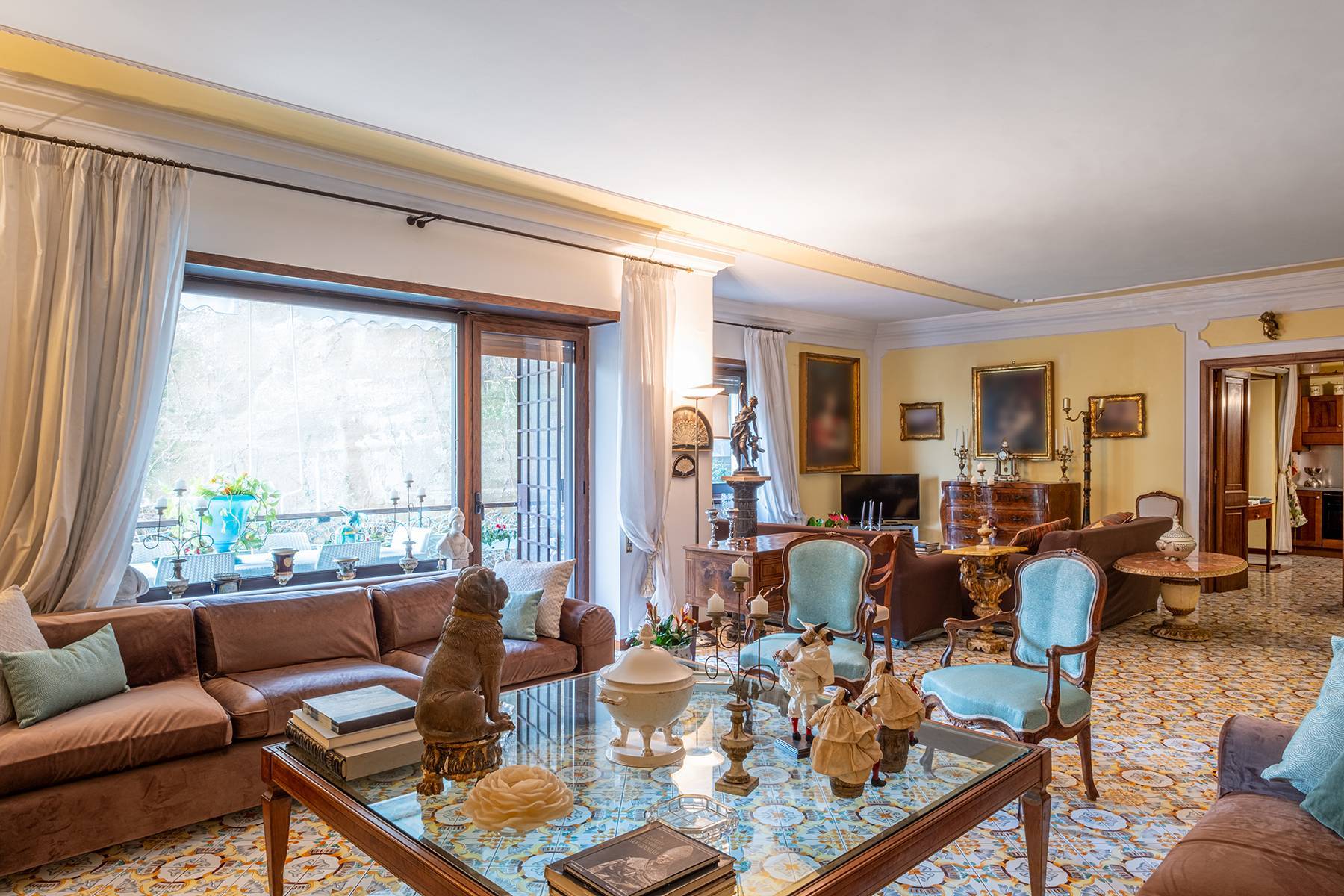 Spacious and bright apartment in Posillipo