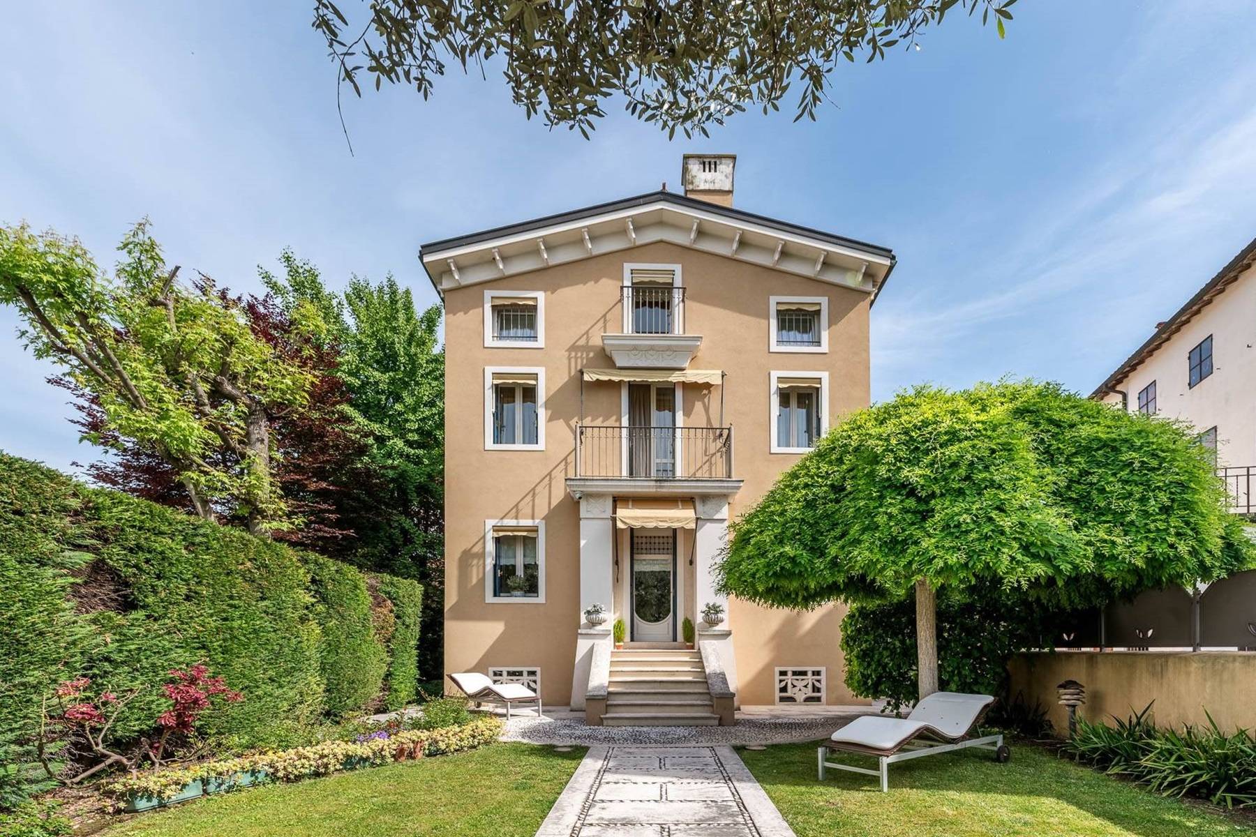 Elegant 20th-century renovated villa with garden