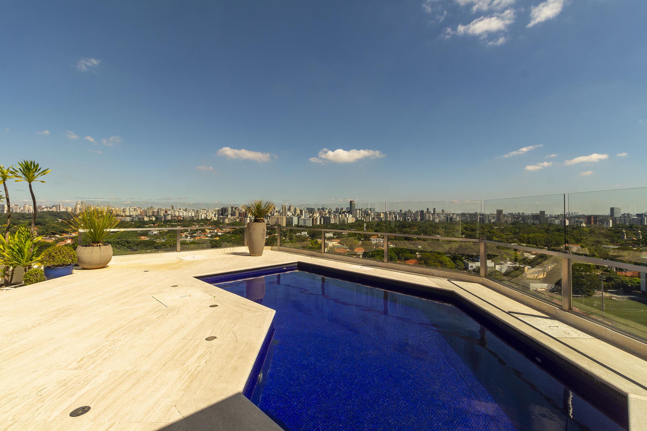 Penthouse with a 180° rooftop view of the city landscap