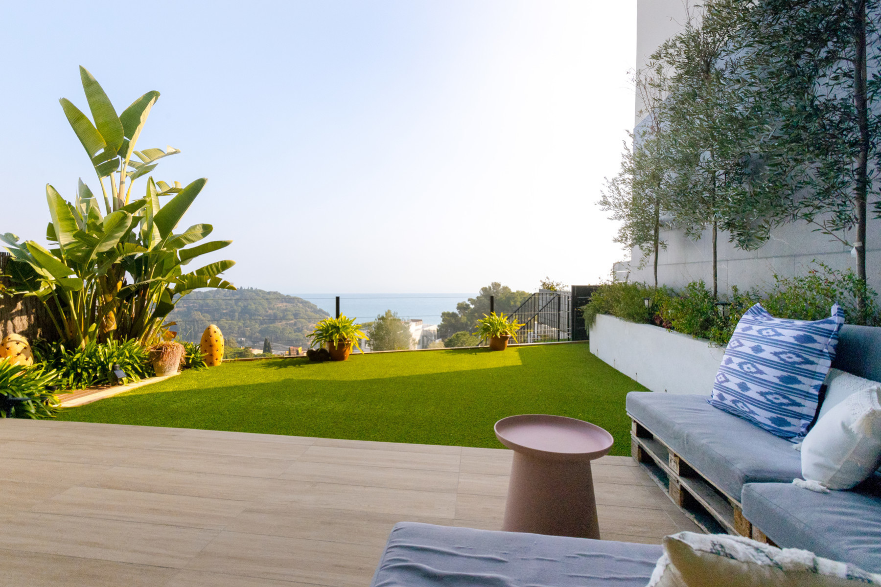 Exclusive property: Avant-garde design, panoramic views and privacy.