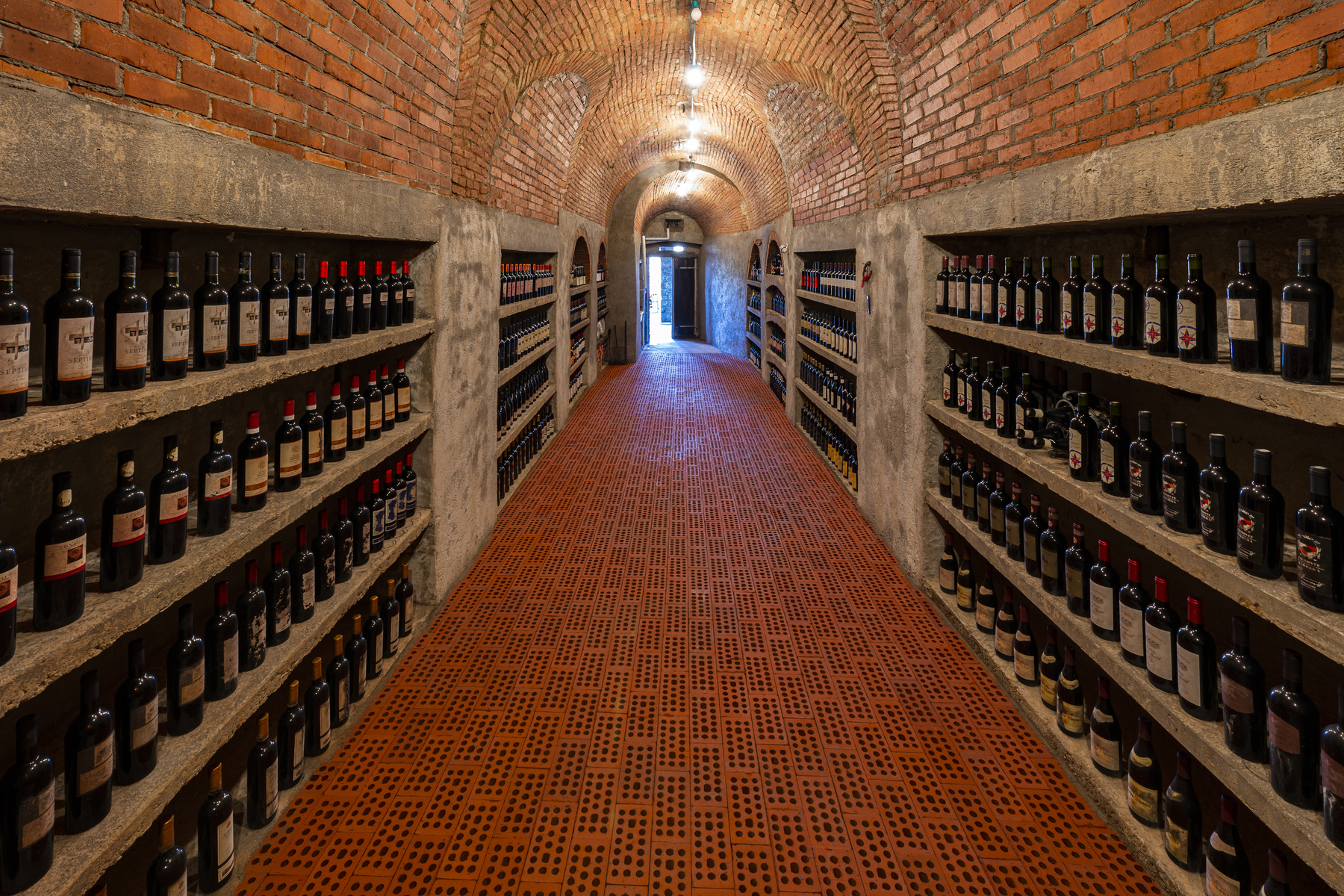 Rustico with two spectacular wine cellars
