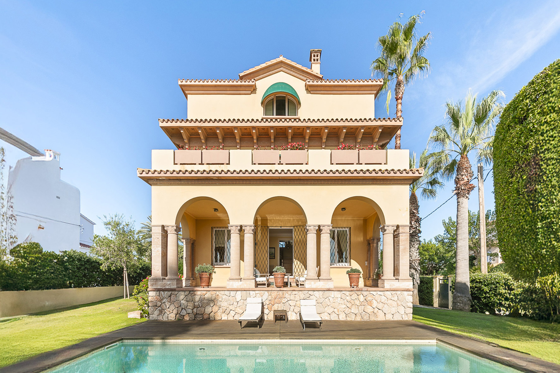 Spectacular Indiana House on the Sitges seafront promenade