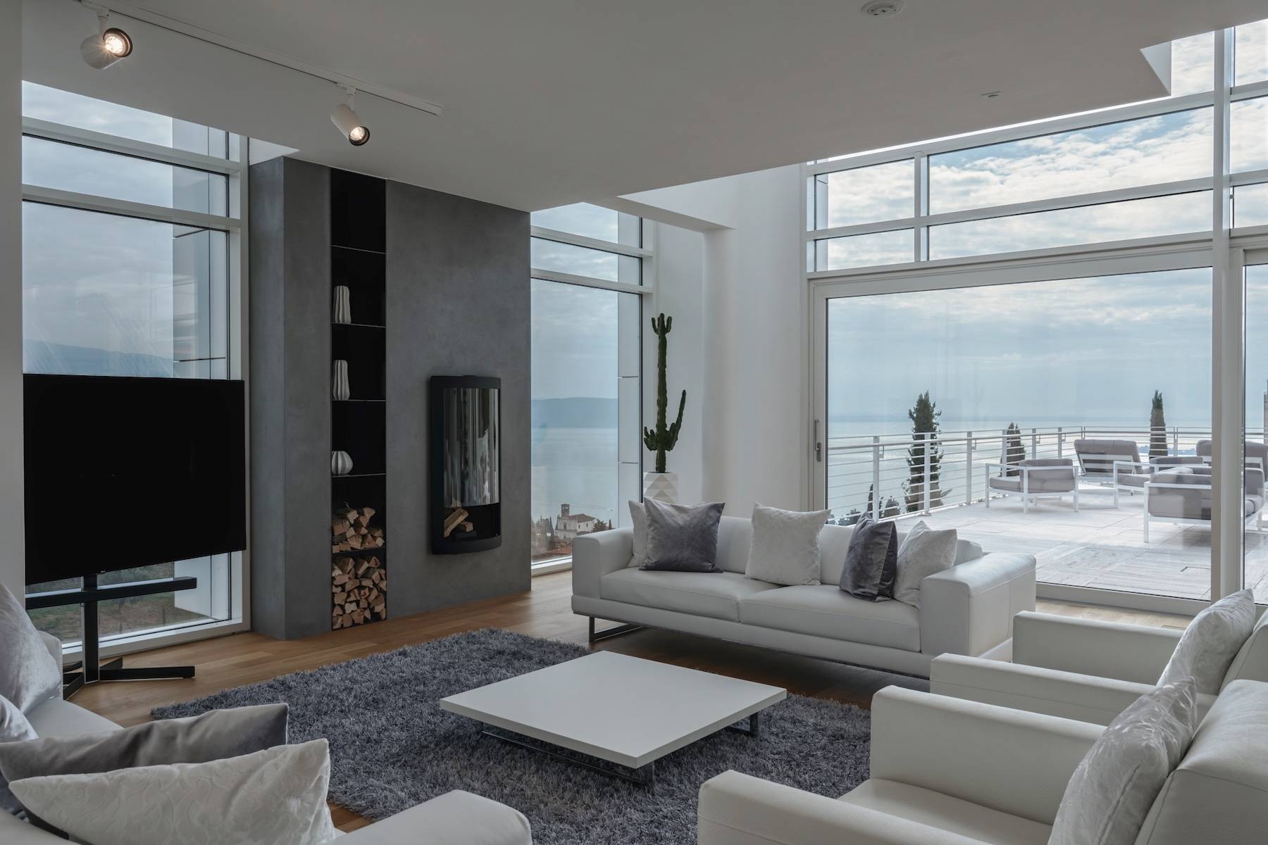 Lake view villa designed by architect Richard Meier