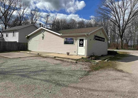 Office Retail Investment 1080 sq ft with plenty of parking and close to US 20 in Lagrange