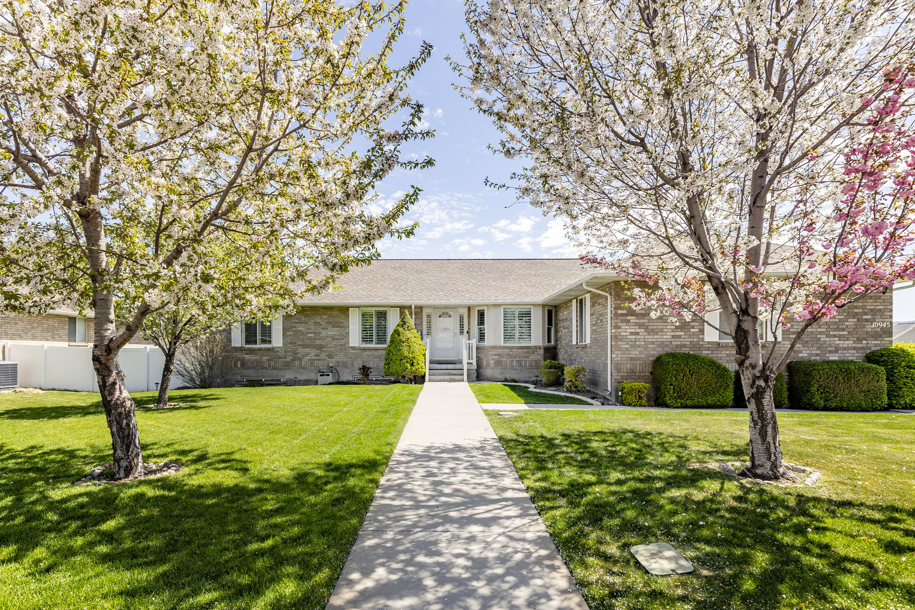 South Jordan Rambler Located in a Prime Location With Gorgeous Mountain Views