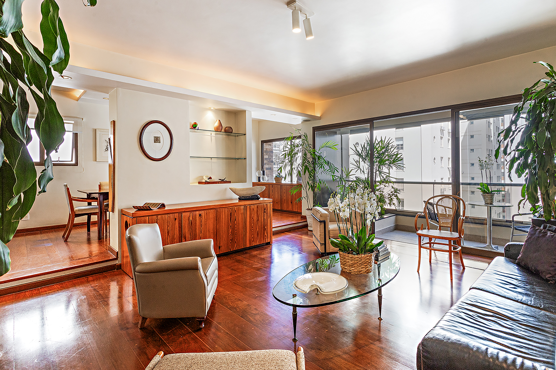 Sunny apartment in Jardim Paulista with two independent parking spaces and a gen