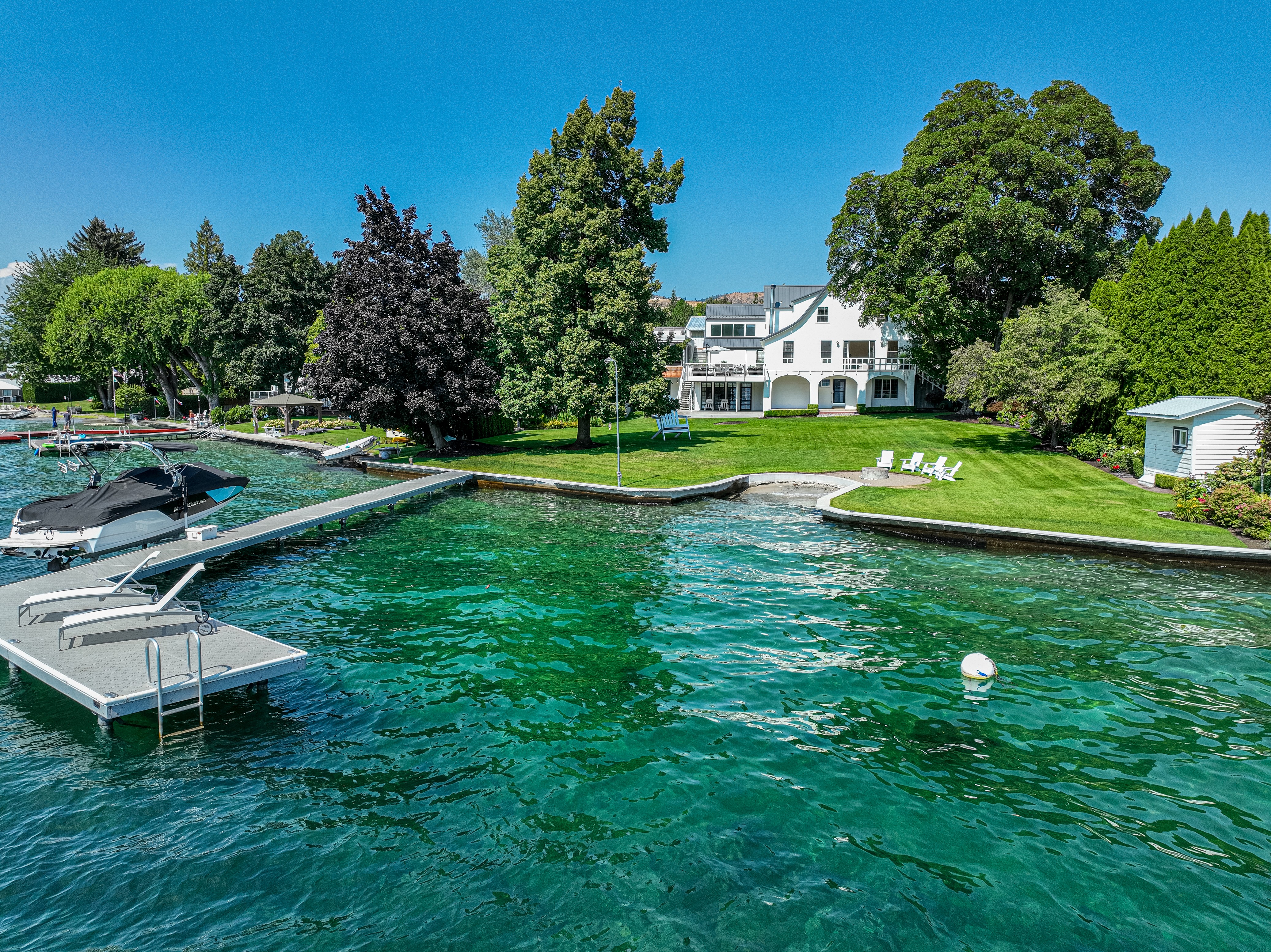 A Lake Chelan Waterfront Sanctuary of Timeless Elegance and Contemporary Luxury