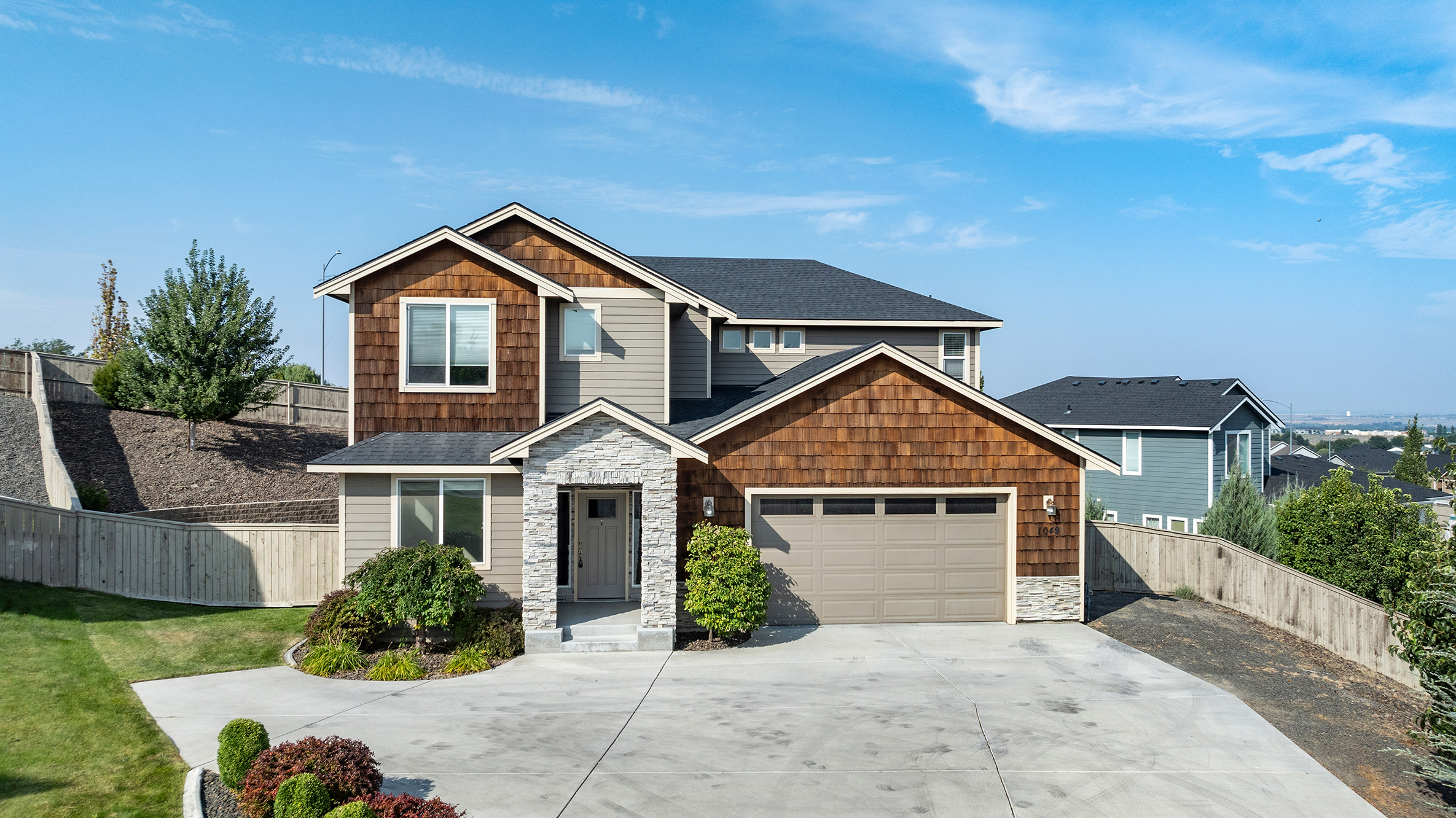 Beautiful 2-StoryHome in White Bluffs