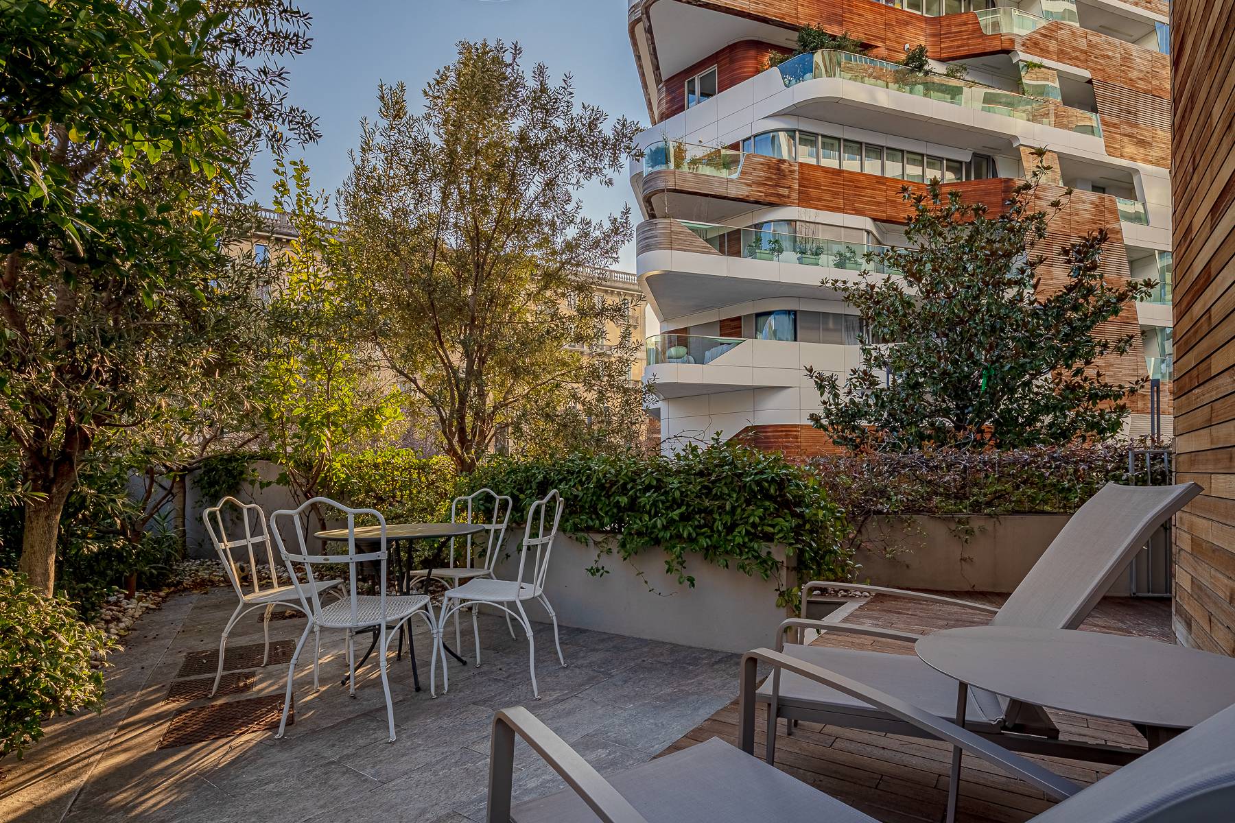 Refined property with private garden in the Hadid Residences
