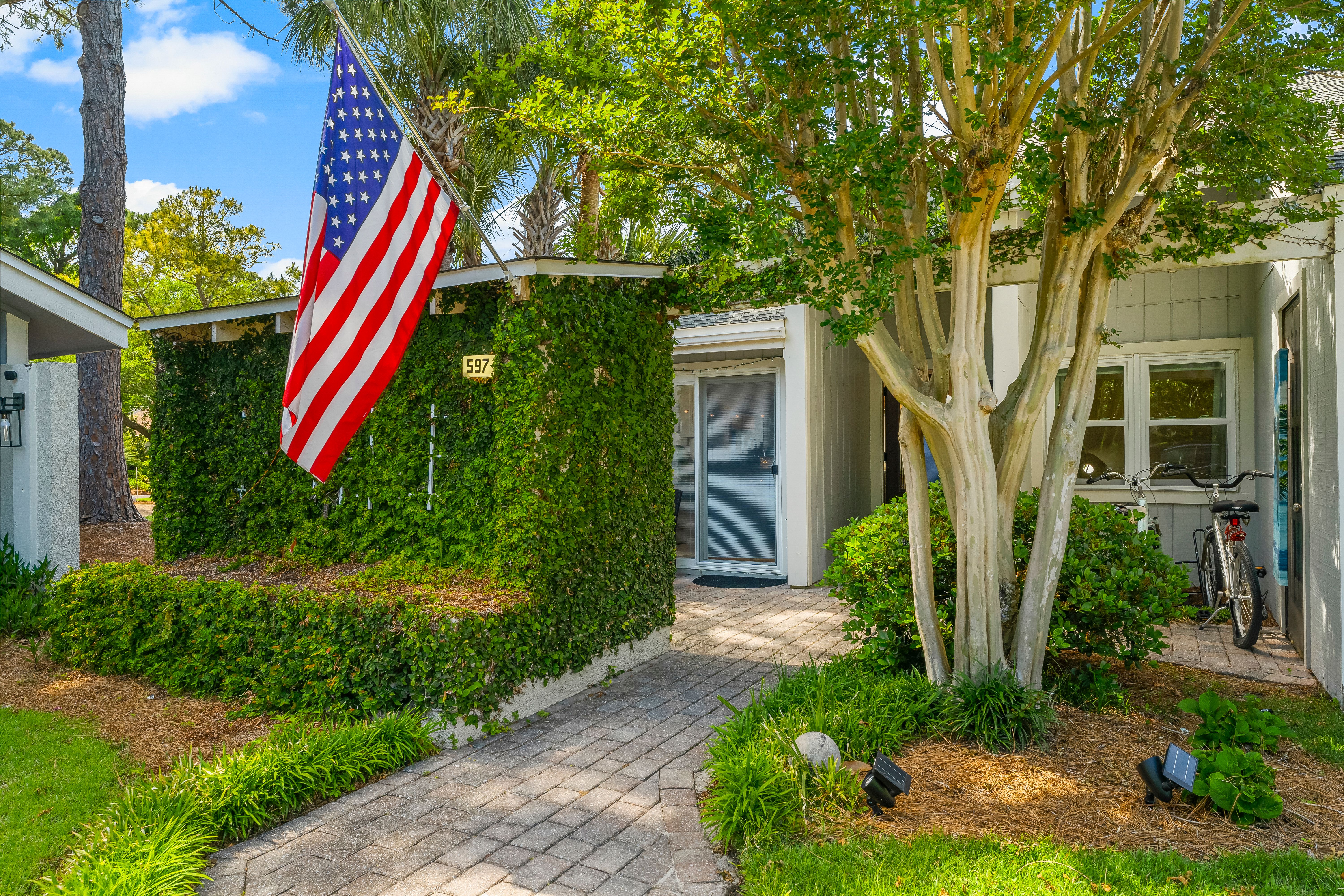 Adorable Coastal Bungalow located on the Northside of Sandestin