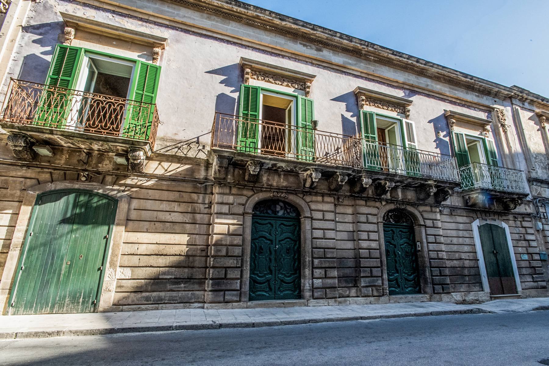 Independent stately palace in the historic center of Modica