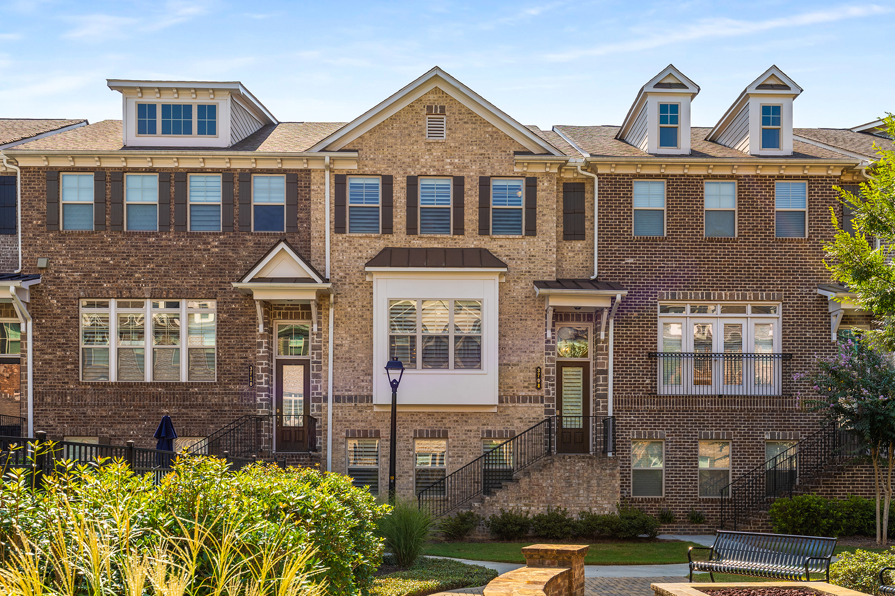 Beautifully Updated Townhouse In Vibrant Chamblee