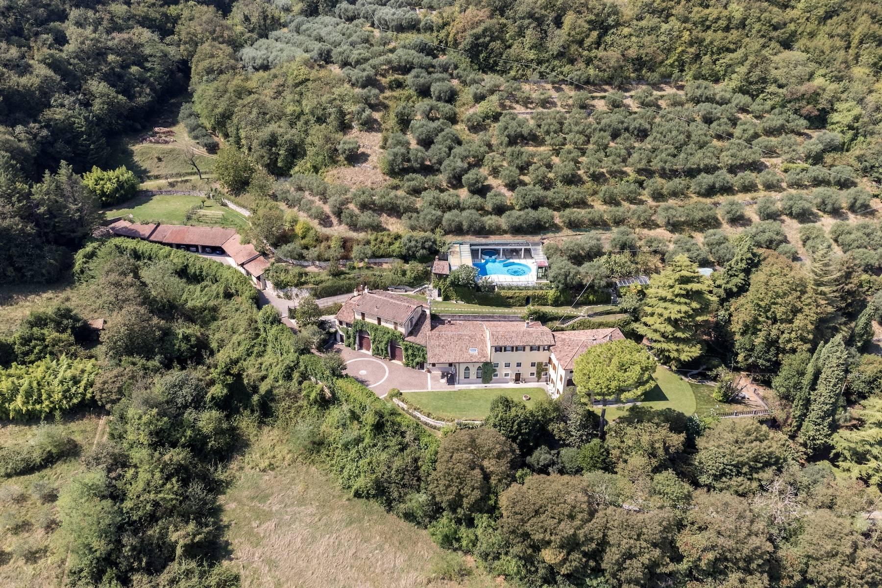 Country villa with estate on Verona hills