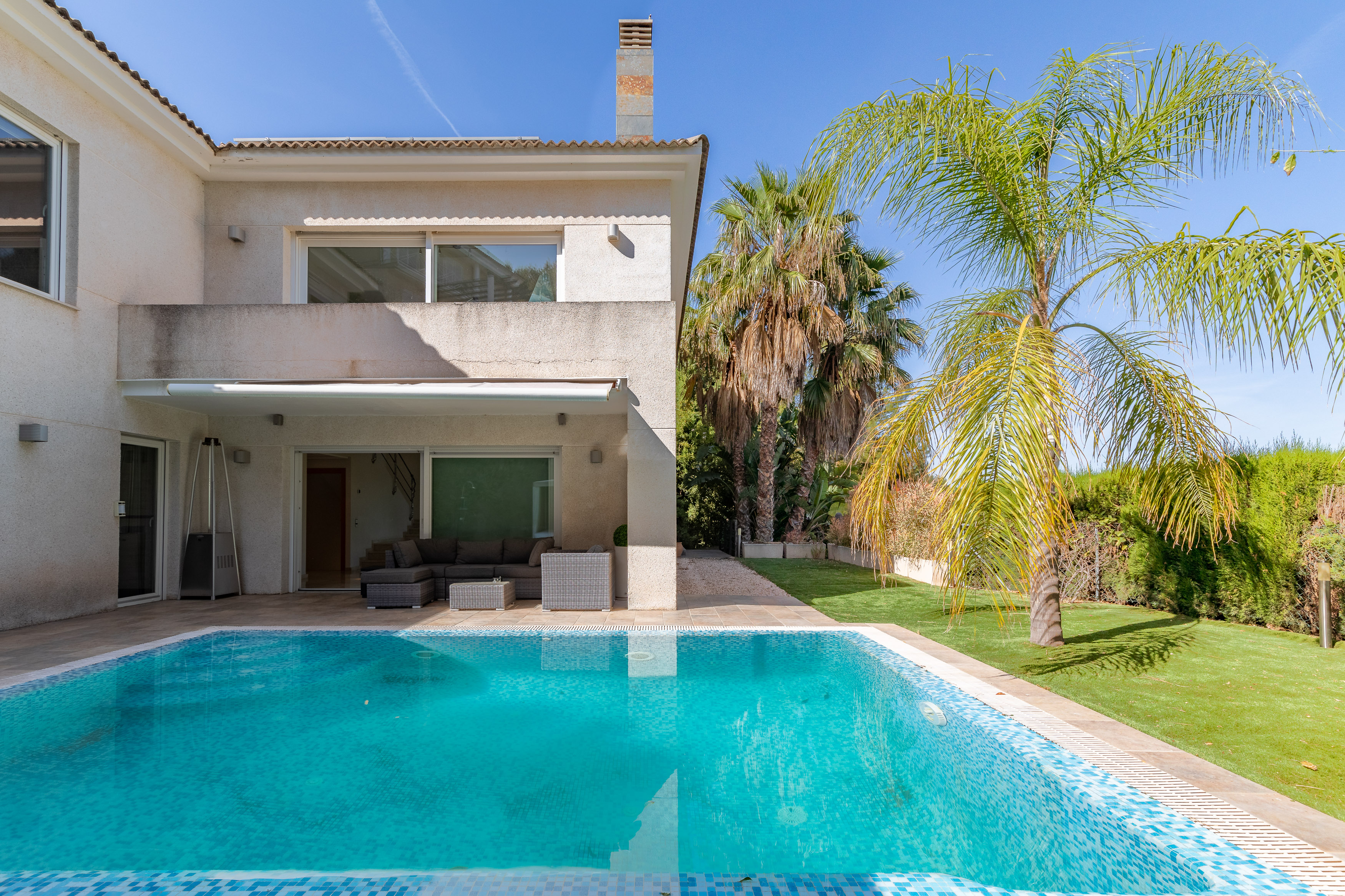 Exquisite villa with pool in the north of Valencia