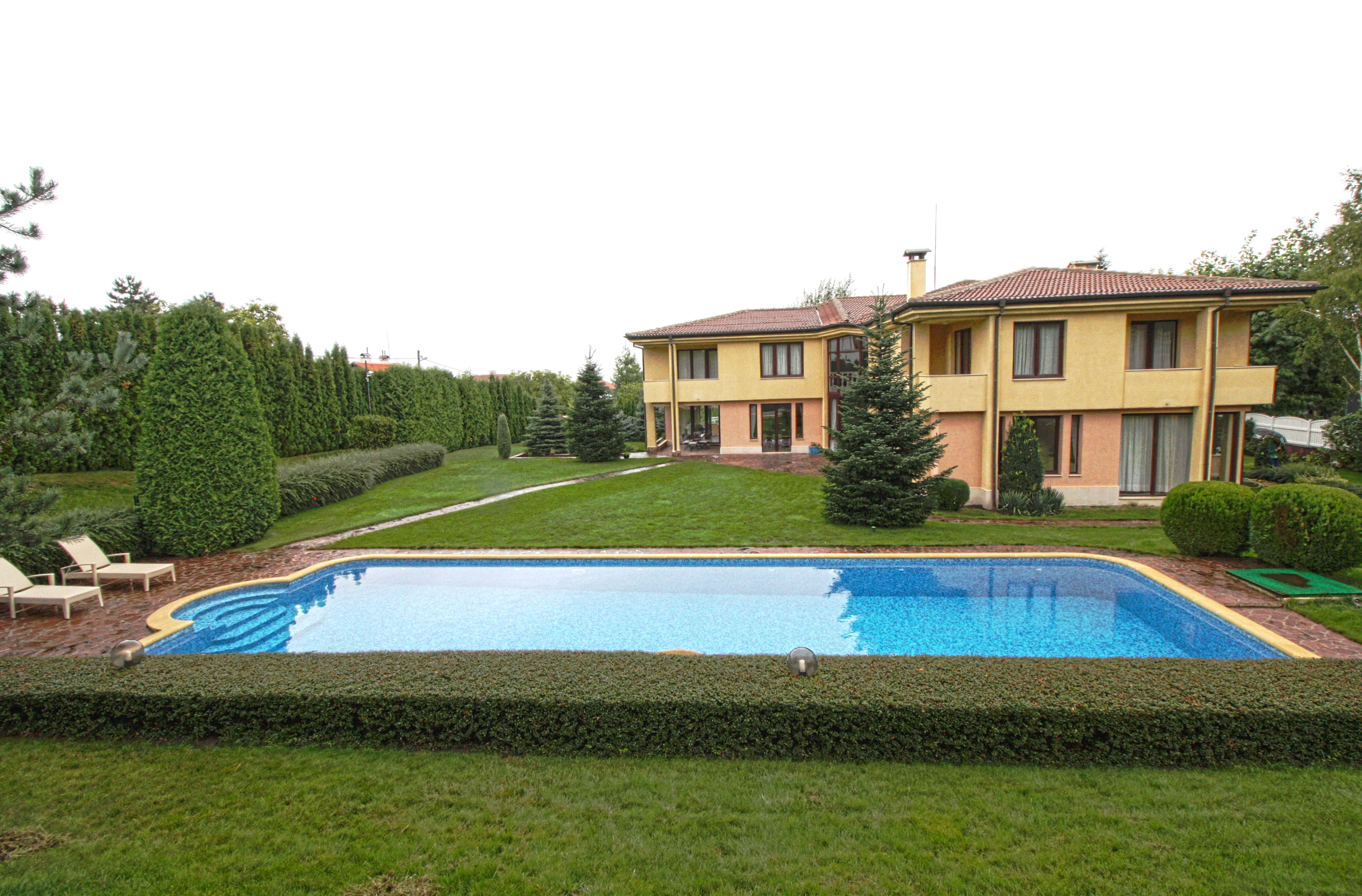 SPACIOUS SEMI-FURNISHED HOUSE IN A GATED COMMUNITY IN SIMEONOVO