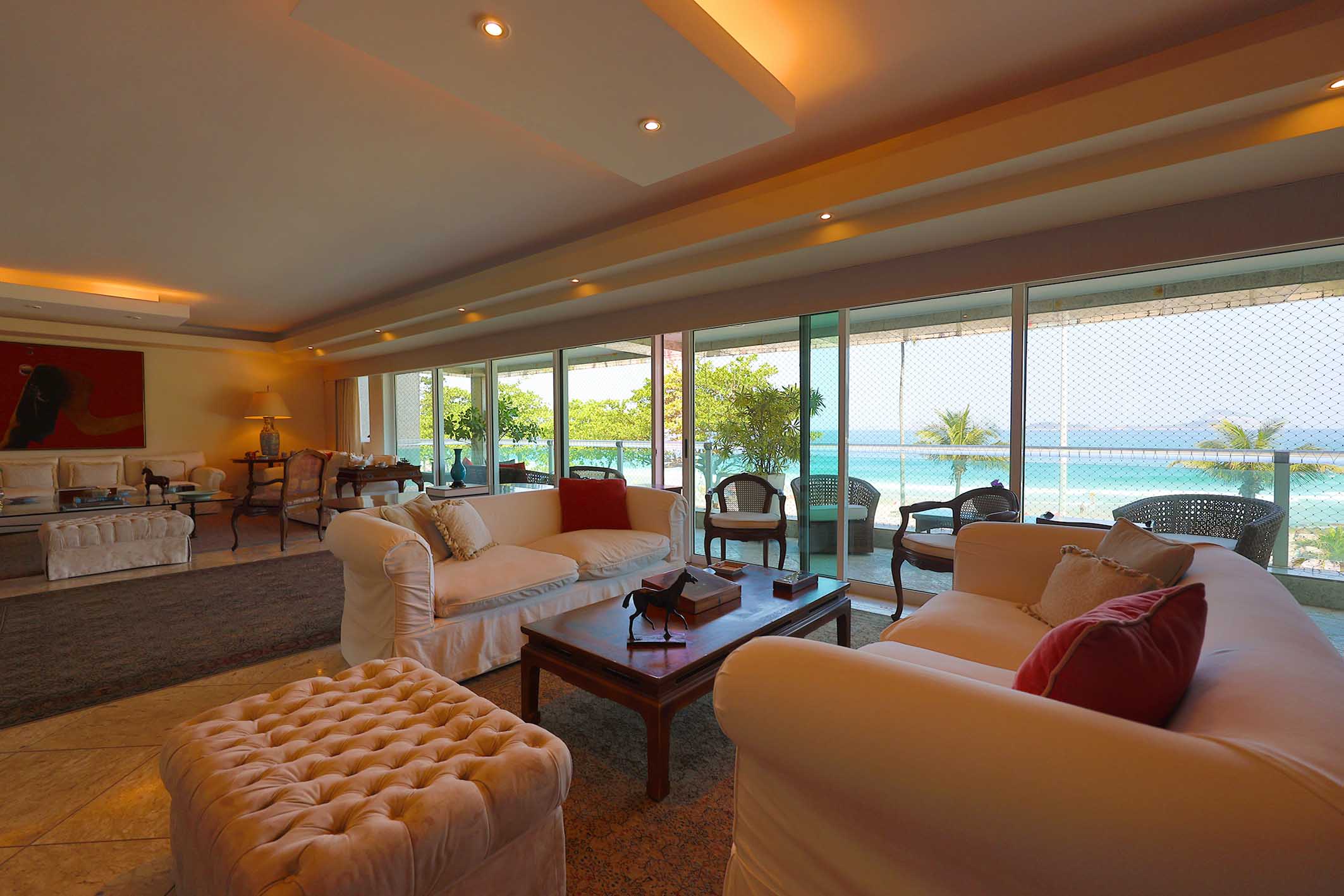 Excellent apartment with ocean view and double-height ceiling in a prestigious b