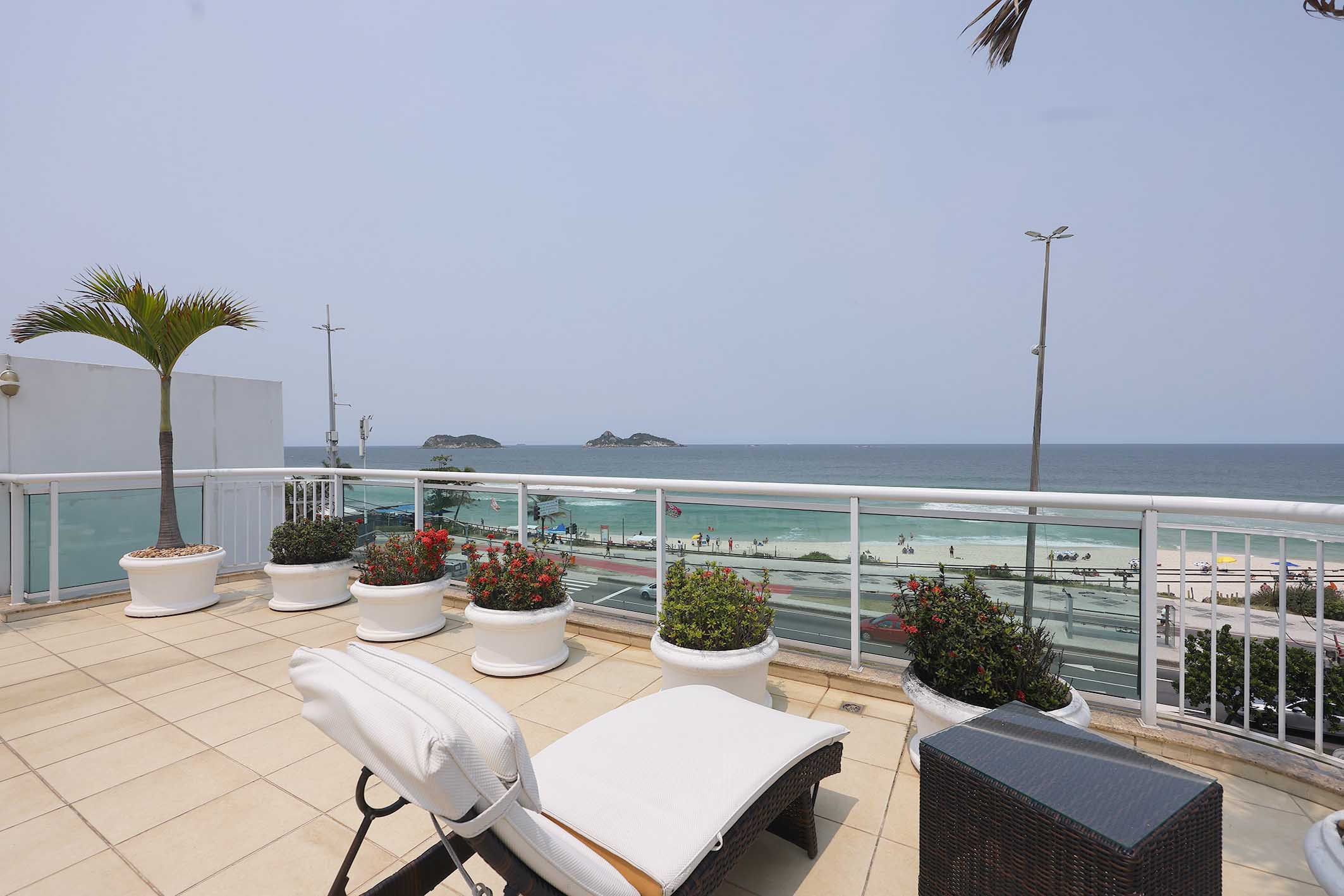 Spectacular penthouse with ocean view at Praia do Pepê