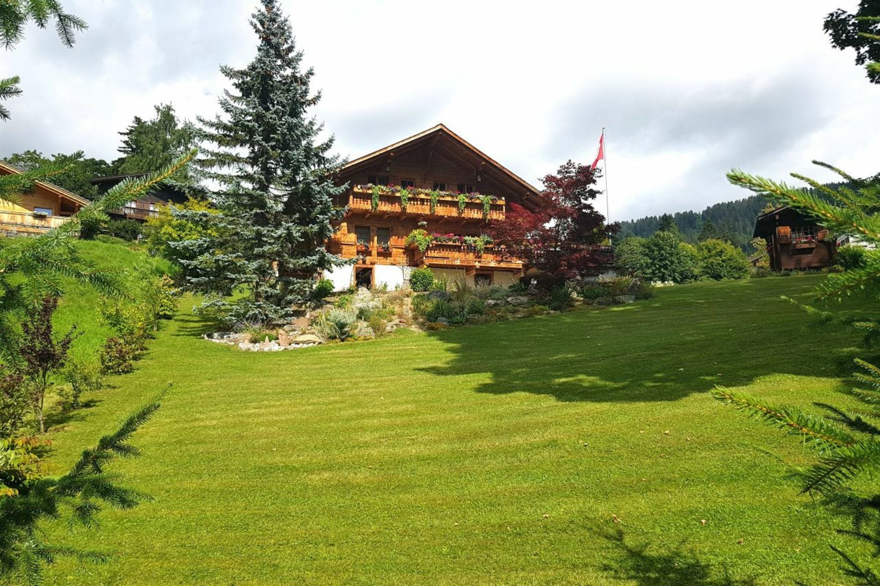 Chalet ?A Noi? in the centre of Villars with large flat lawn