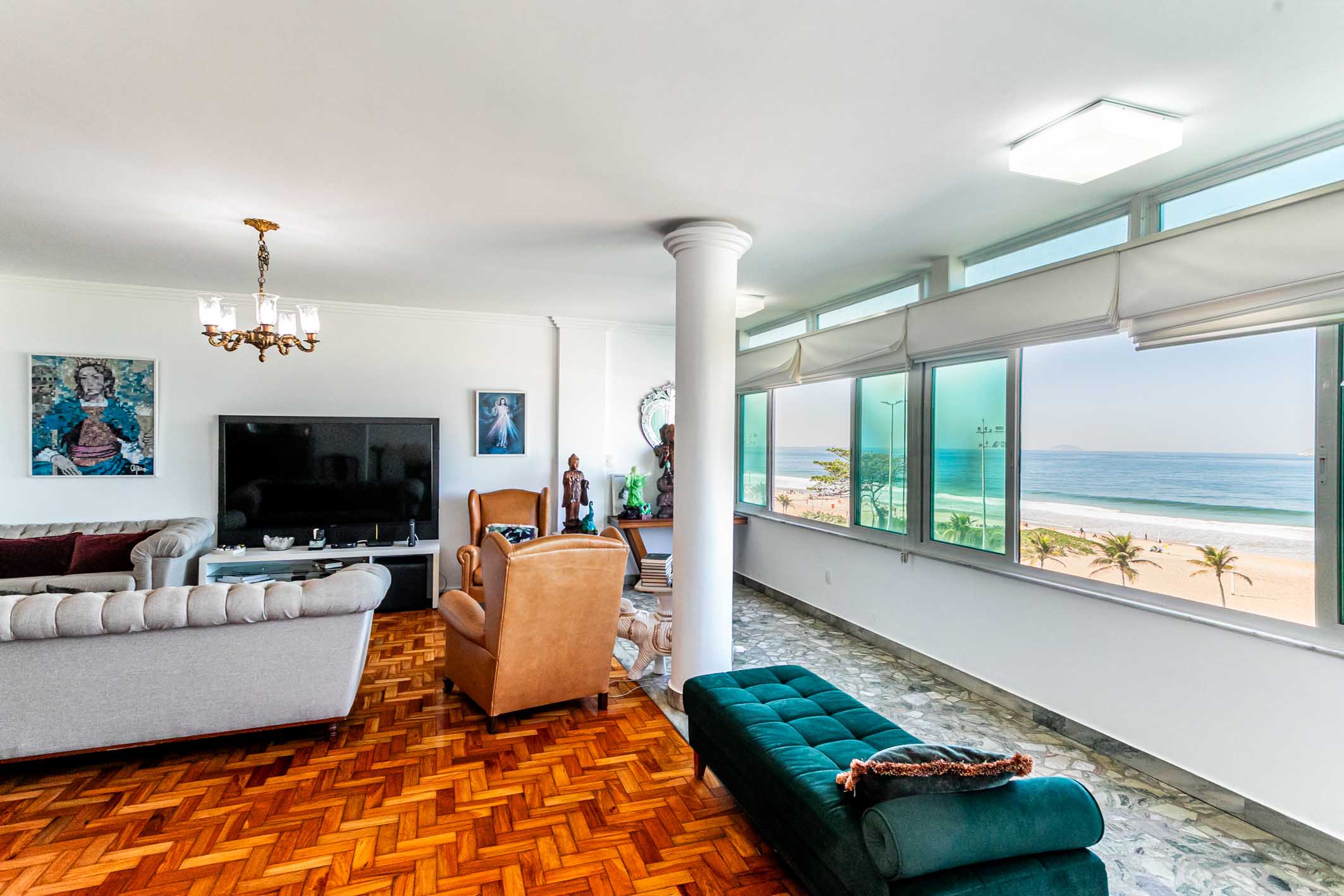 Oceanfront apartment at Posto 10, Ipanema, with panoramic views of Arpoador