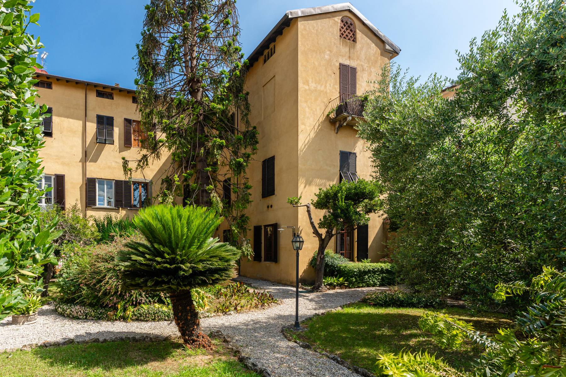 Elegant apartment in a prestigious building in Lucca