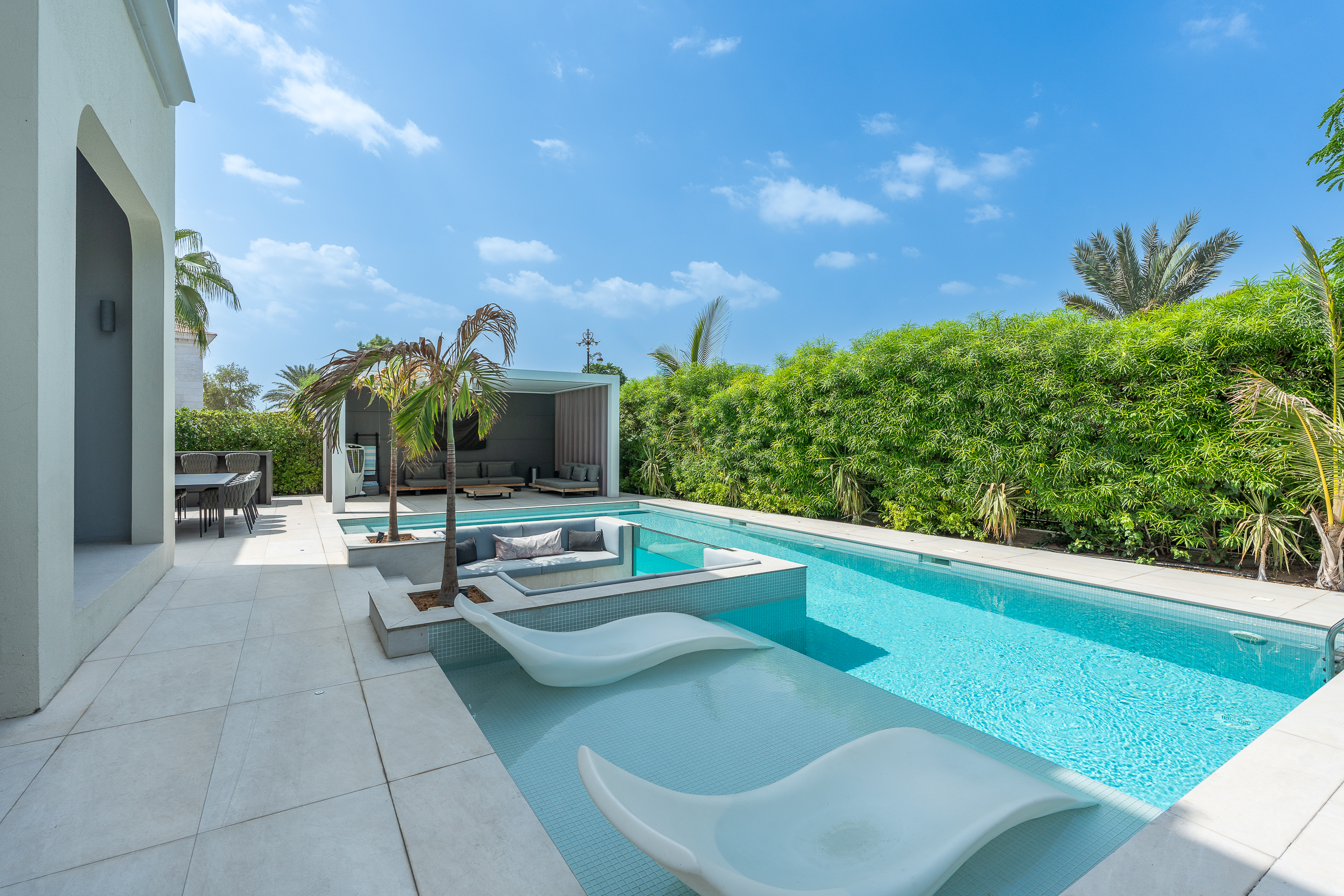 Beautifully Renovated Jumeirah Islands Villa