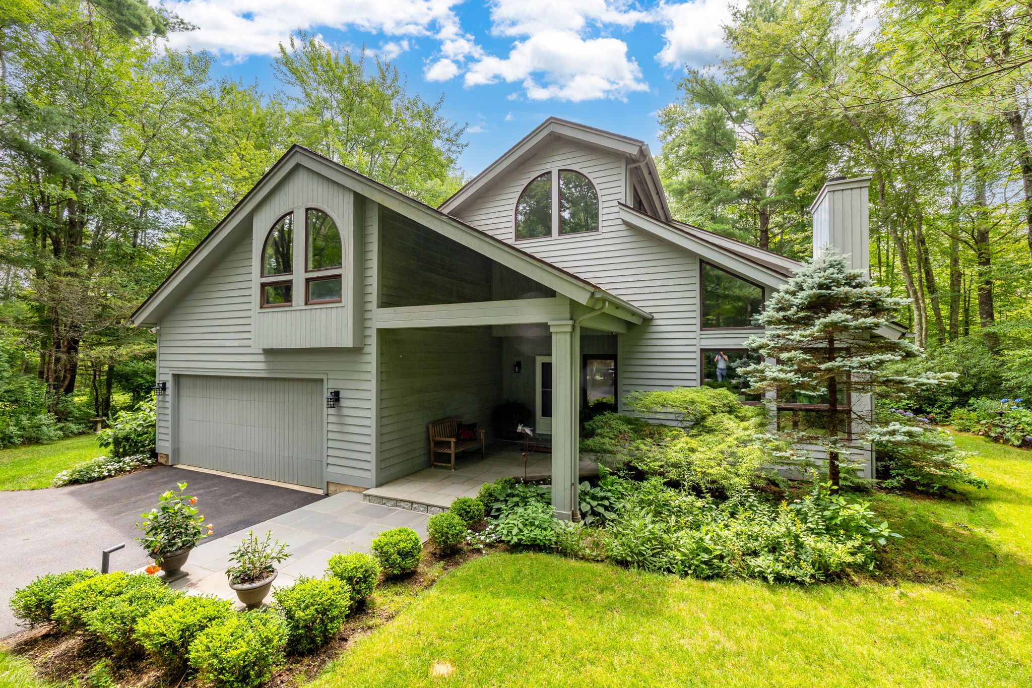 Renovated Contemporary Woodridge Lake Home