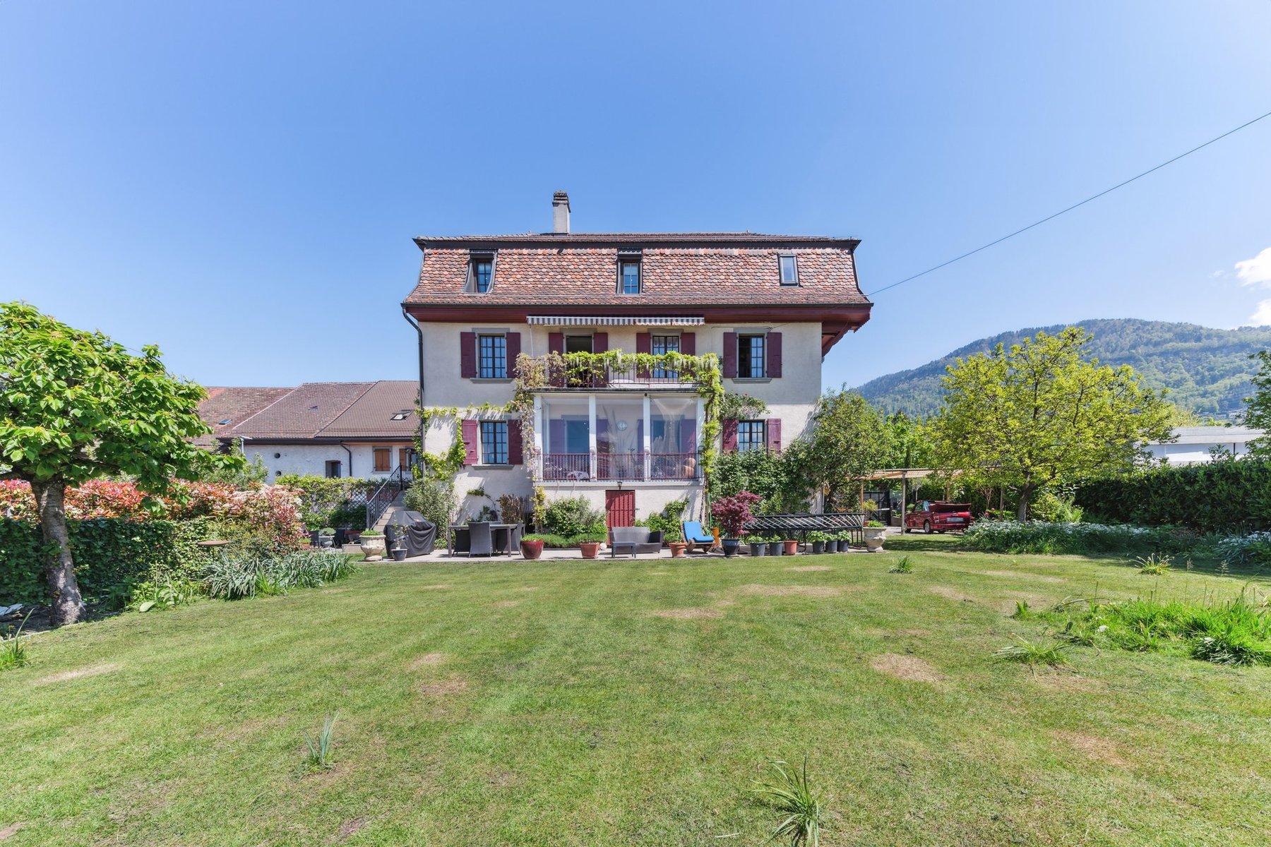 Magnificent building in the heart of St-Légier: Le Village Illustré