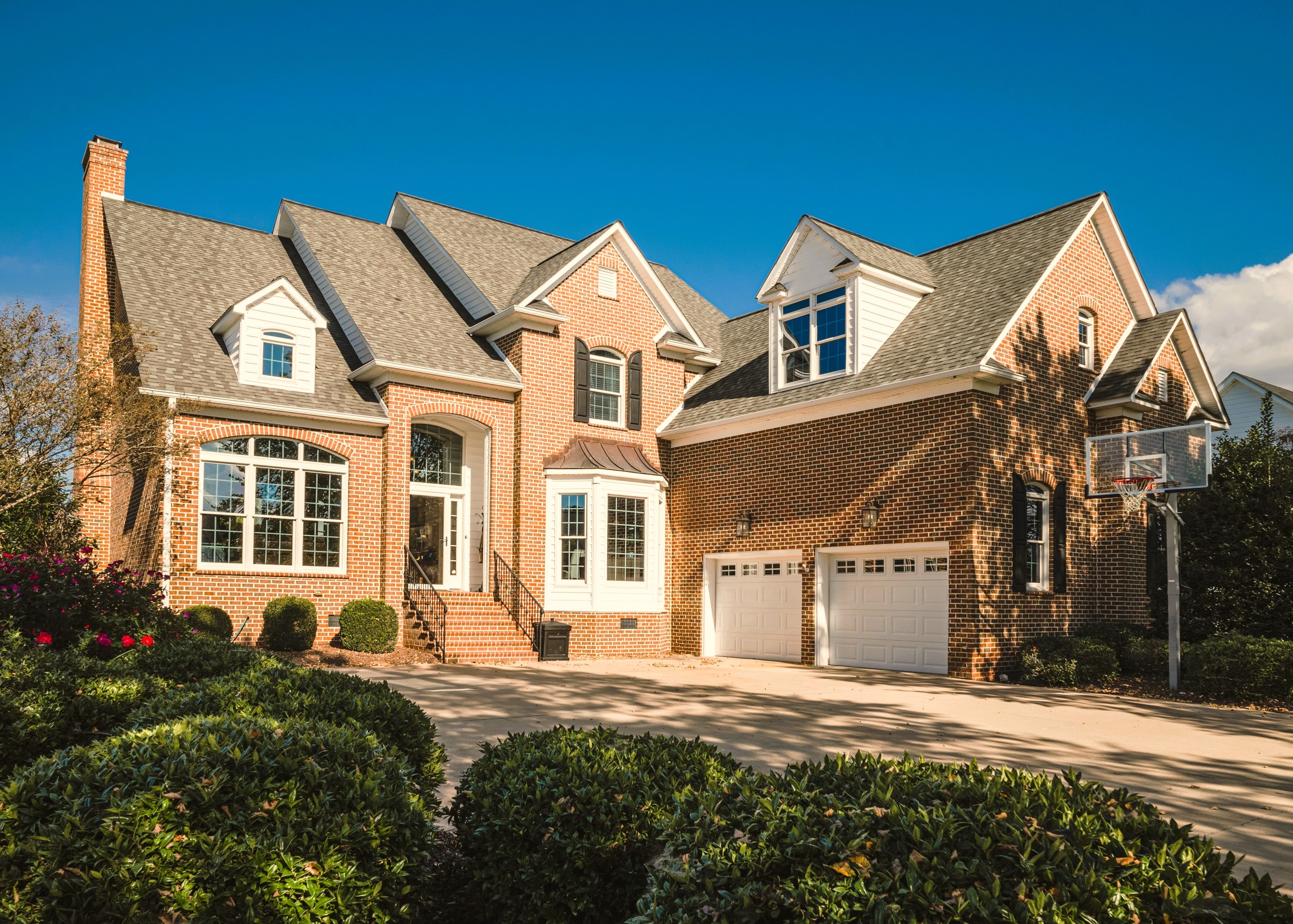 LAKEFRONT IN POPULAR NEIGHBORHOOD